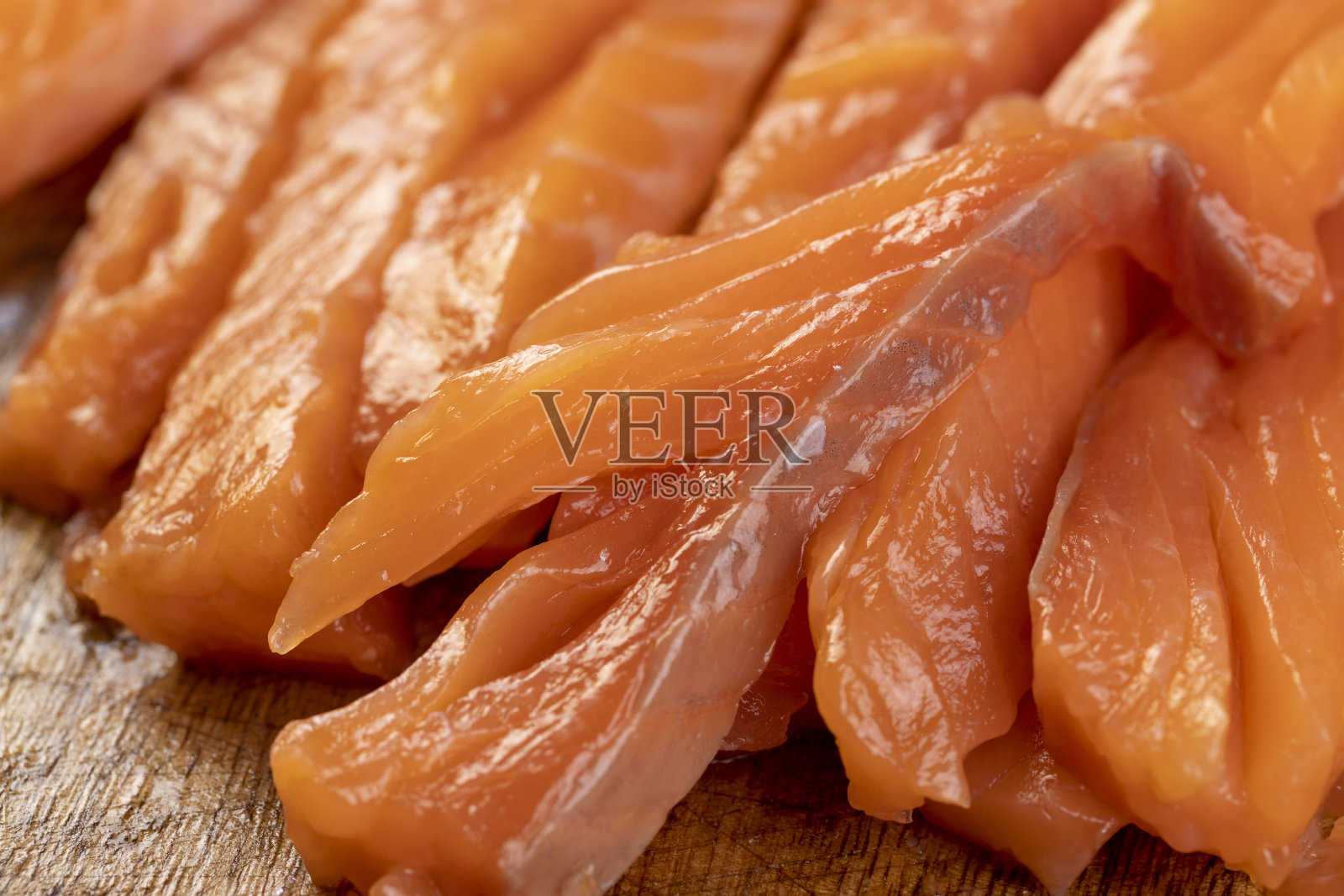 红鳟鱼肉片加海盐照片摄影图片