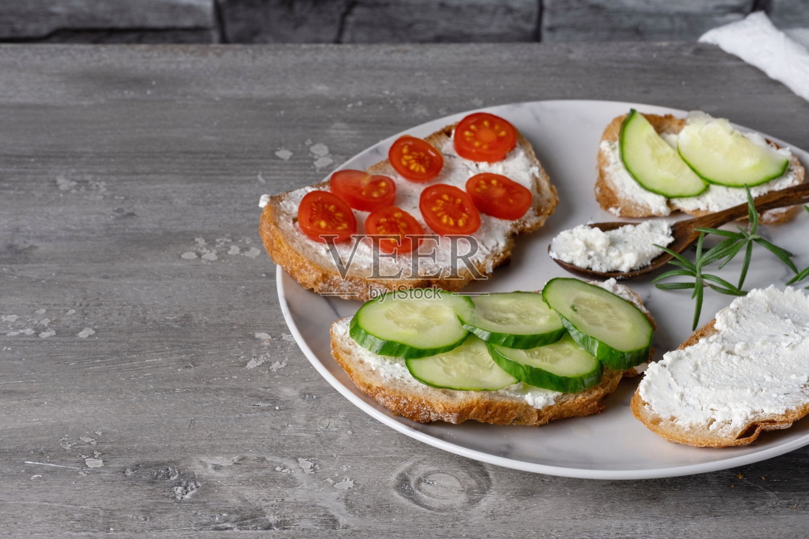 传统的俄罗斯饺子，馄饨，木桌上的肉馅饺子照片摄影图片