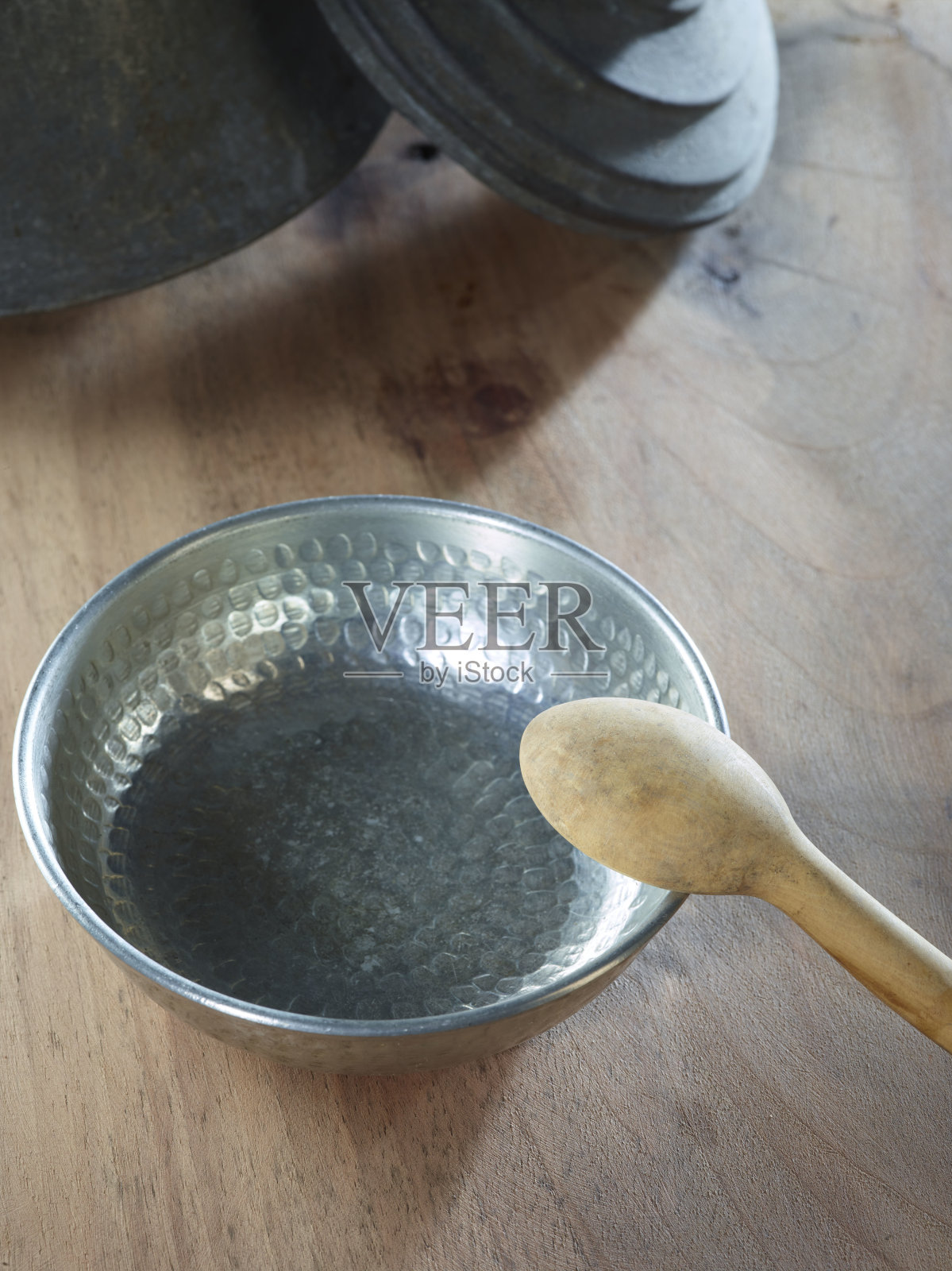 带有土耳其图案的空金属碗照片摄影图片