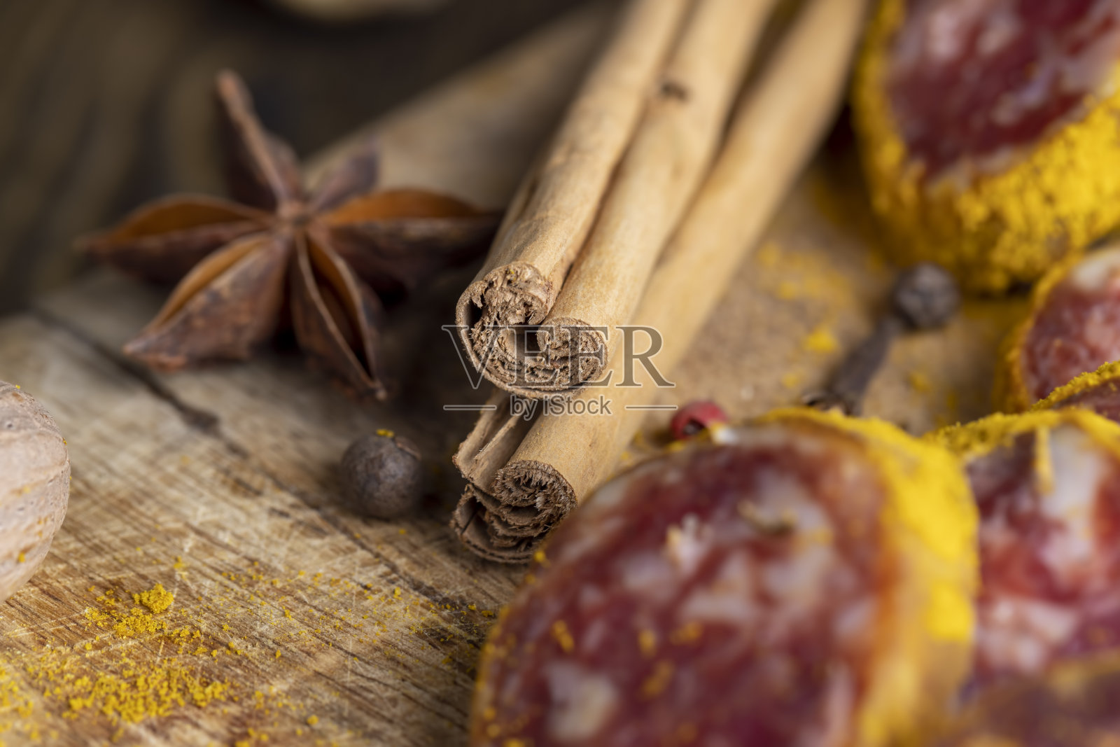 烹饪时，不同种类的香料散落在桌子上照片摄影图片