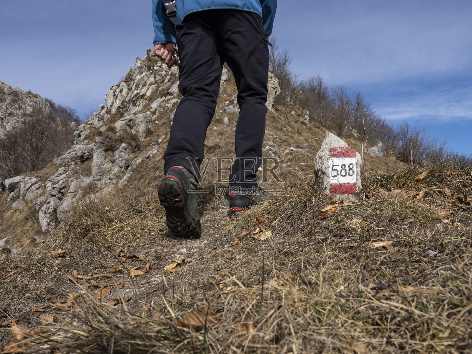意大利阿尔卑斯山的小径(数字表示小径)照片摄影图片