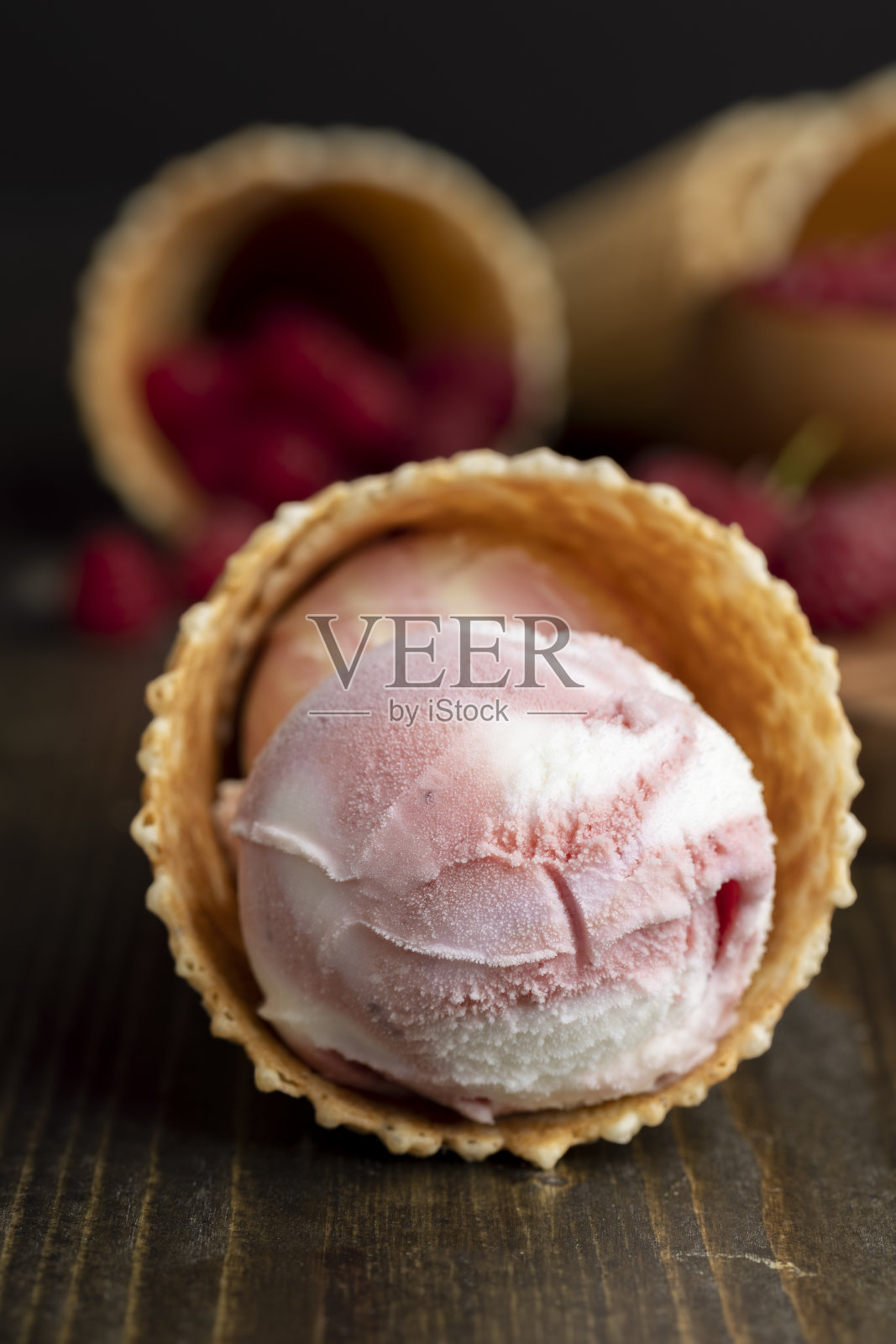 华夫蛋筒配白粉奶油冰淇淋和覆盆子照片摄影图片