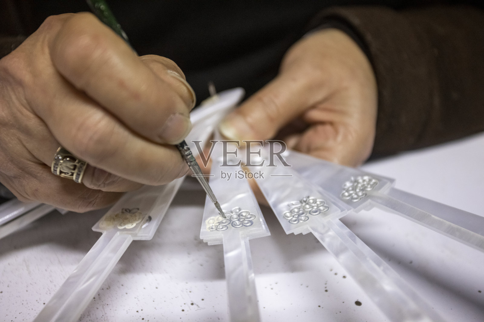 一个女人的手的特写，她正在用乐器做扇子照片摄影图片