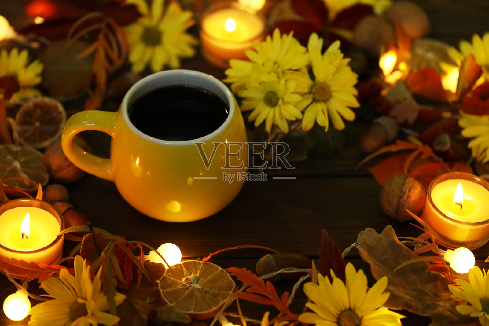 一杯咖啡在秋天的背景下照片摄影图片