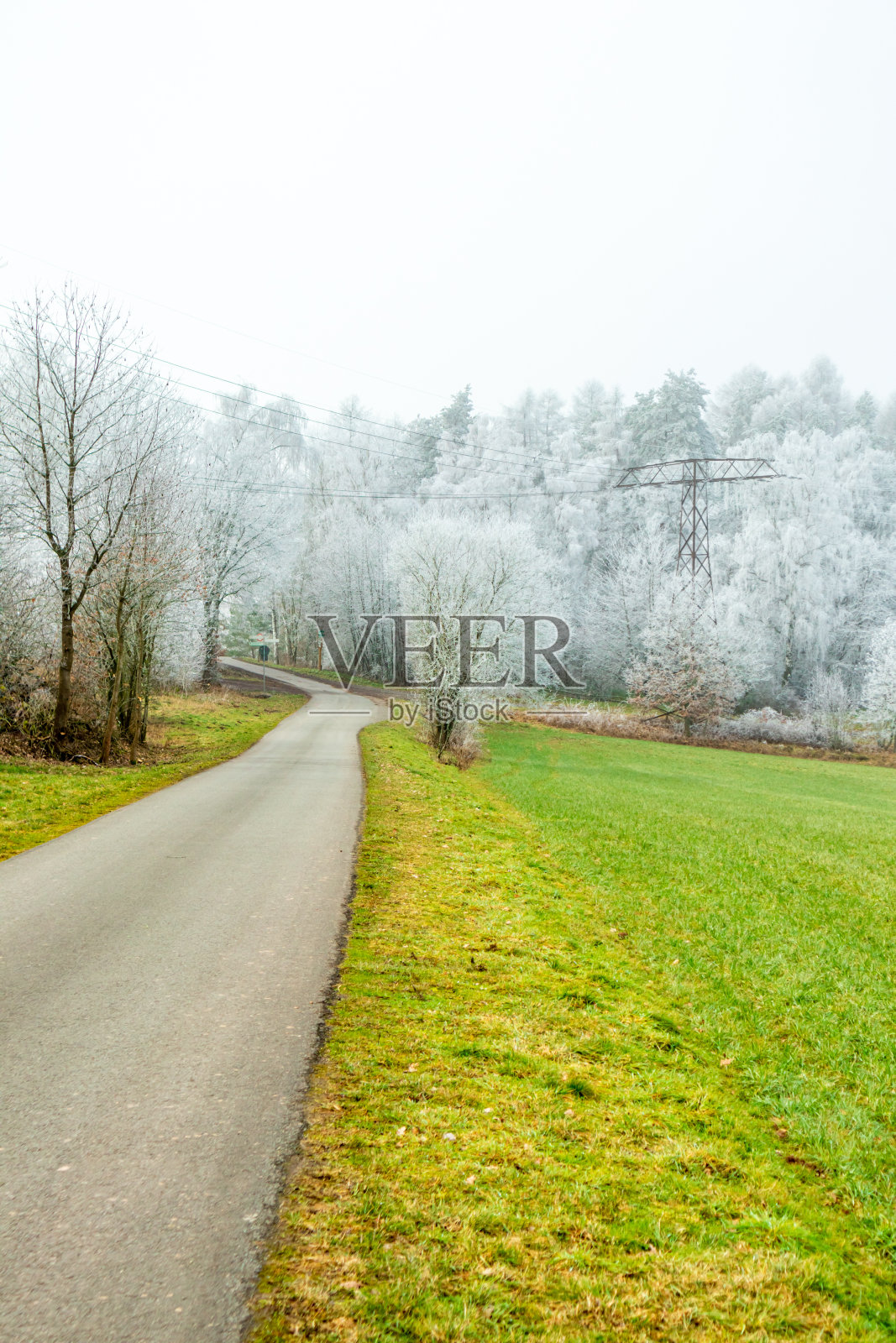在美丽的南图林根州的路上，在伦斯泰格的门口照片摄影图片
