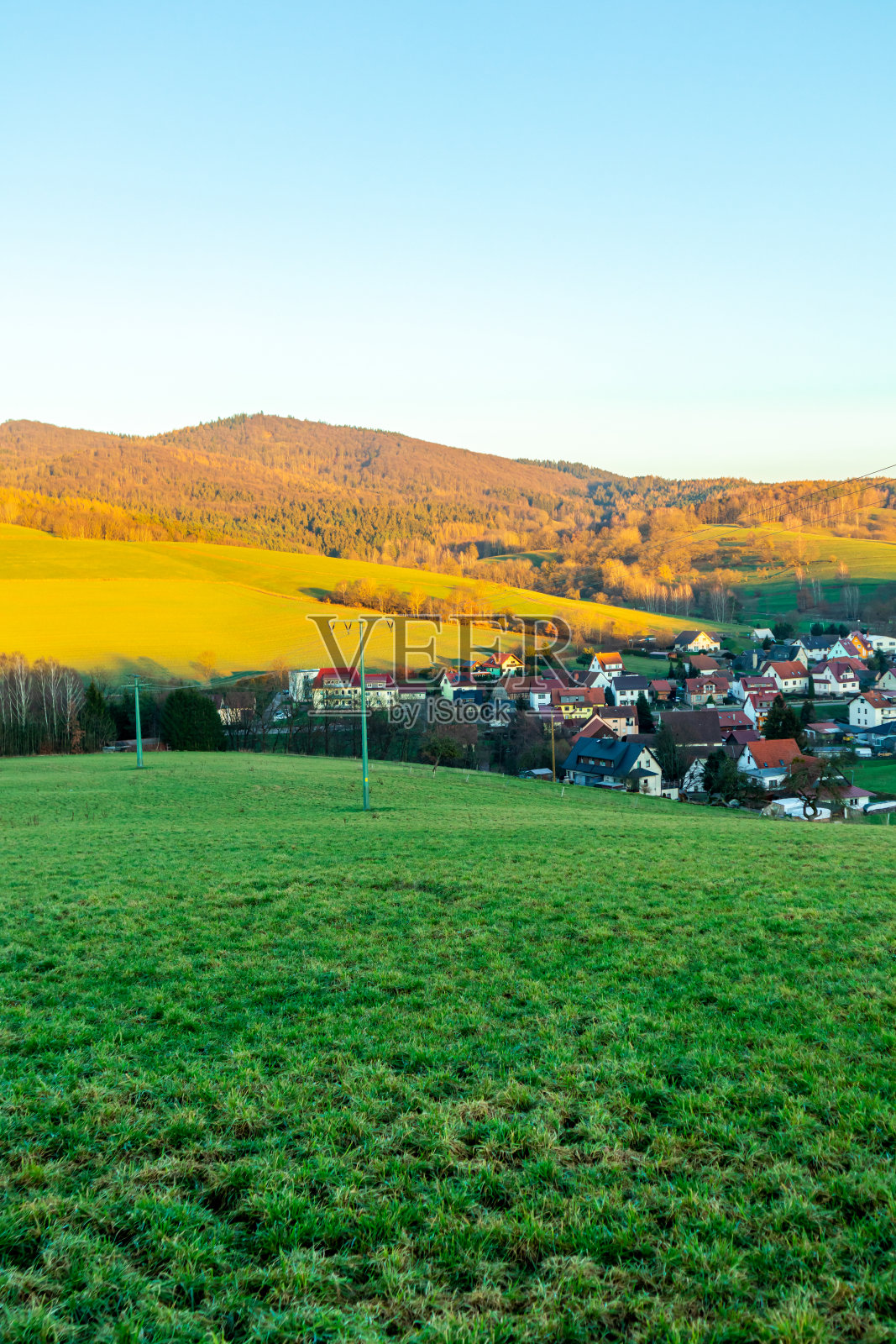 在美丽的南图林根州的路上，在伦斯泰格的门口照片摄影图片