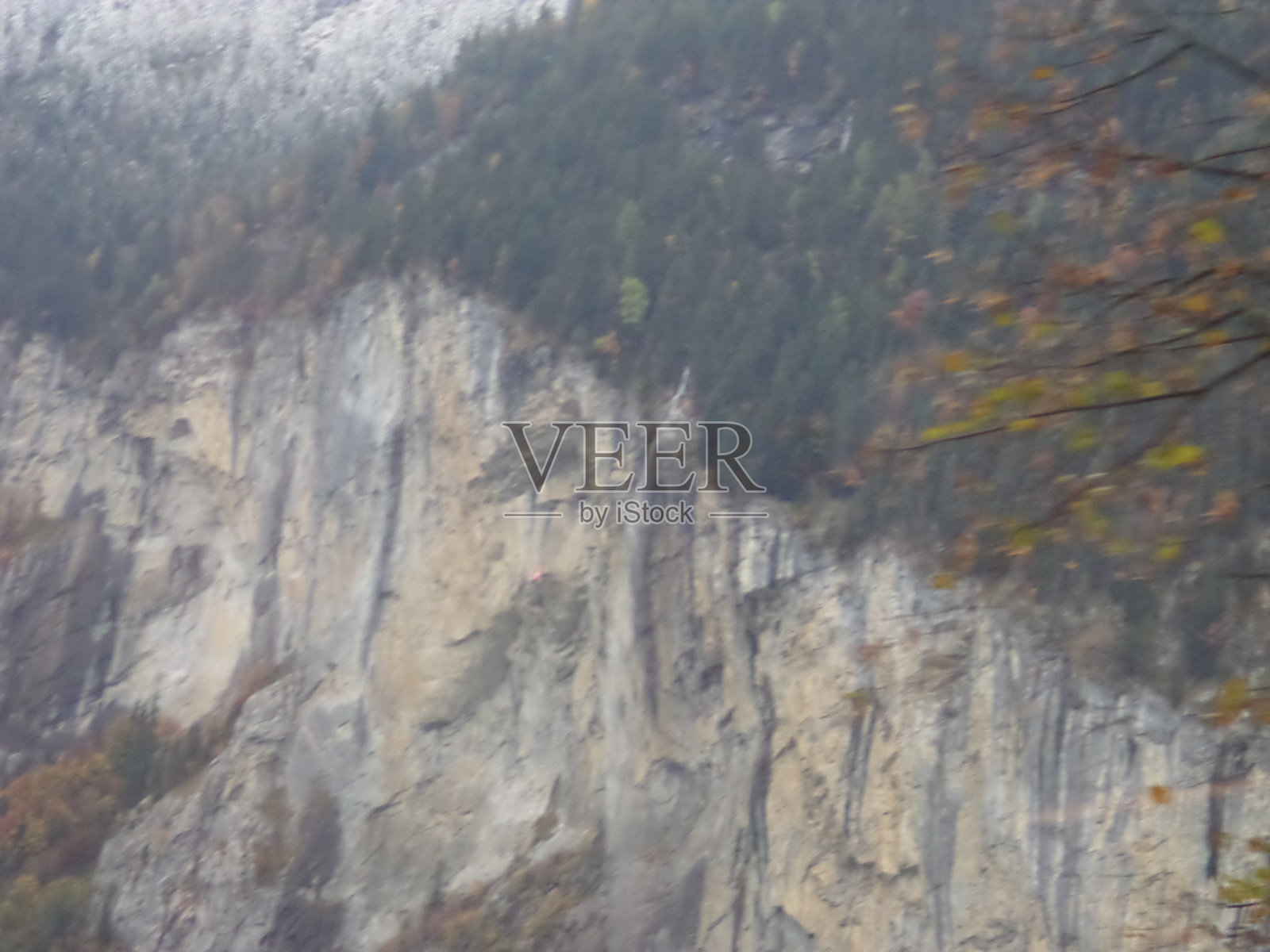 劳特布伦嫩和少女峰之间的路。照片摄影图片