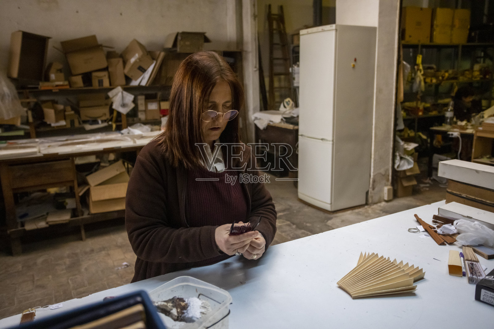 特写镜头的西班牙妇女在手工风扇设计车间工作照片摄影图片