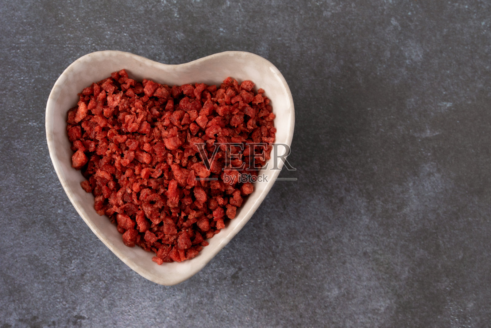 心形碗里的培根片照片摄影图片