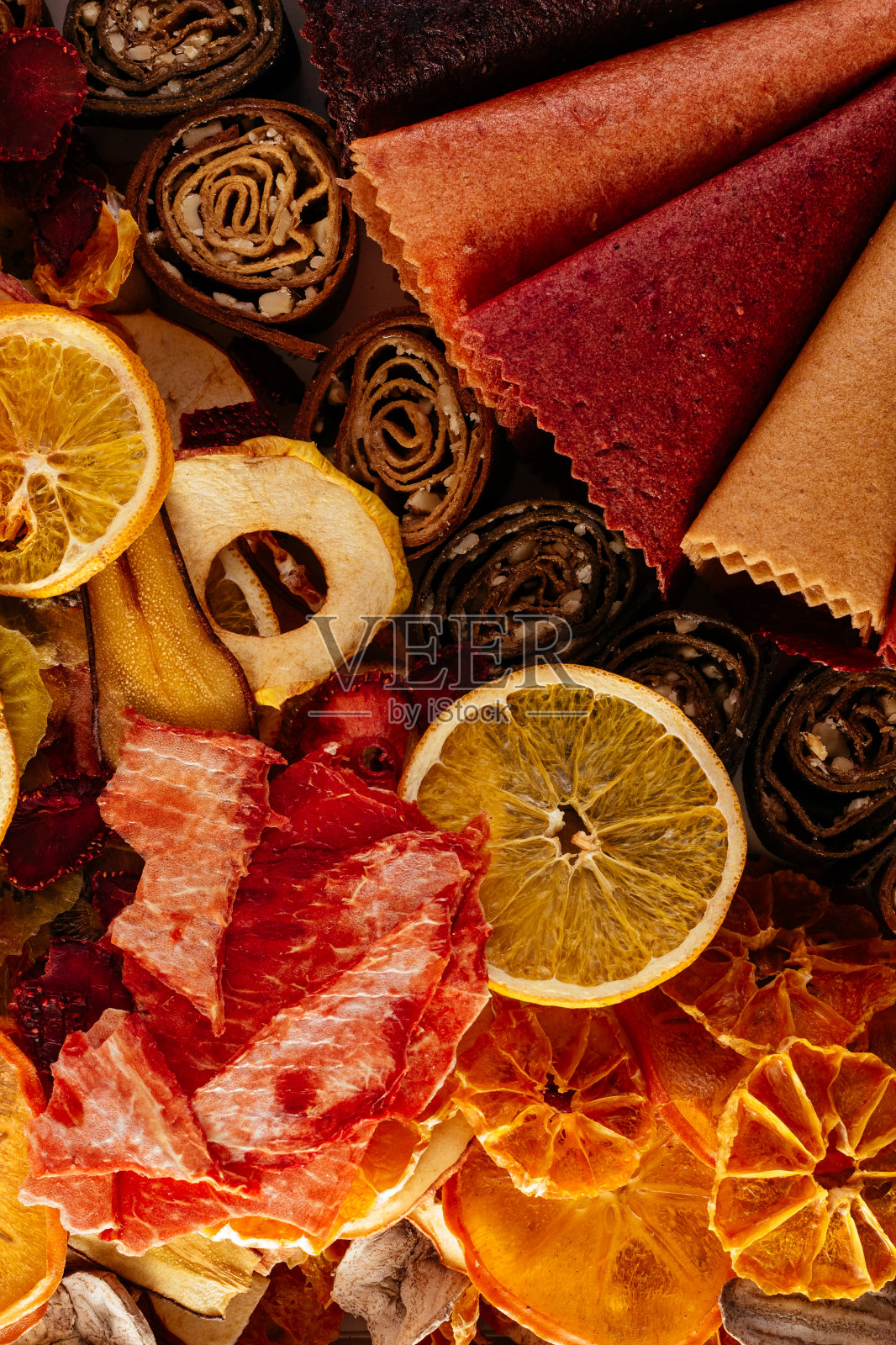 用不同水果自制的健康薯片。纹理。宏。照片摄影图片