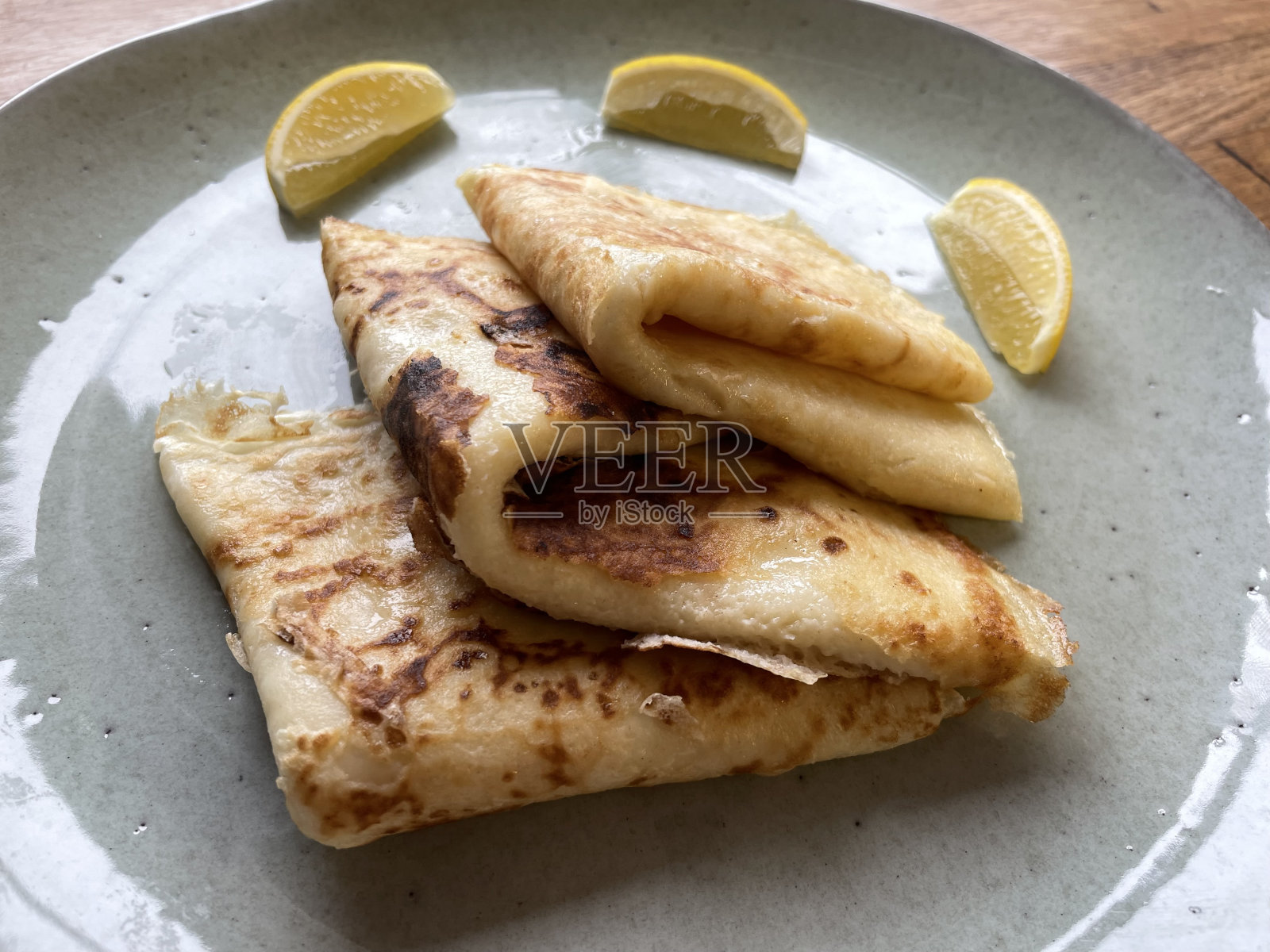 煎饼可丽饼加糖和柠檬侧视图照片摄影图片