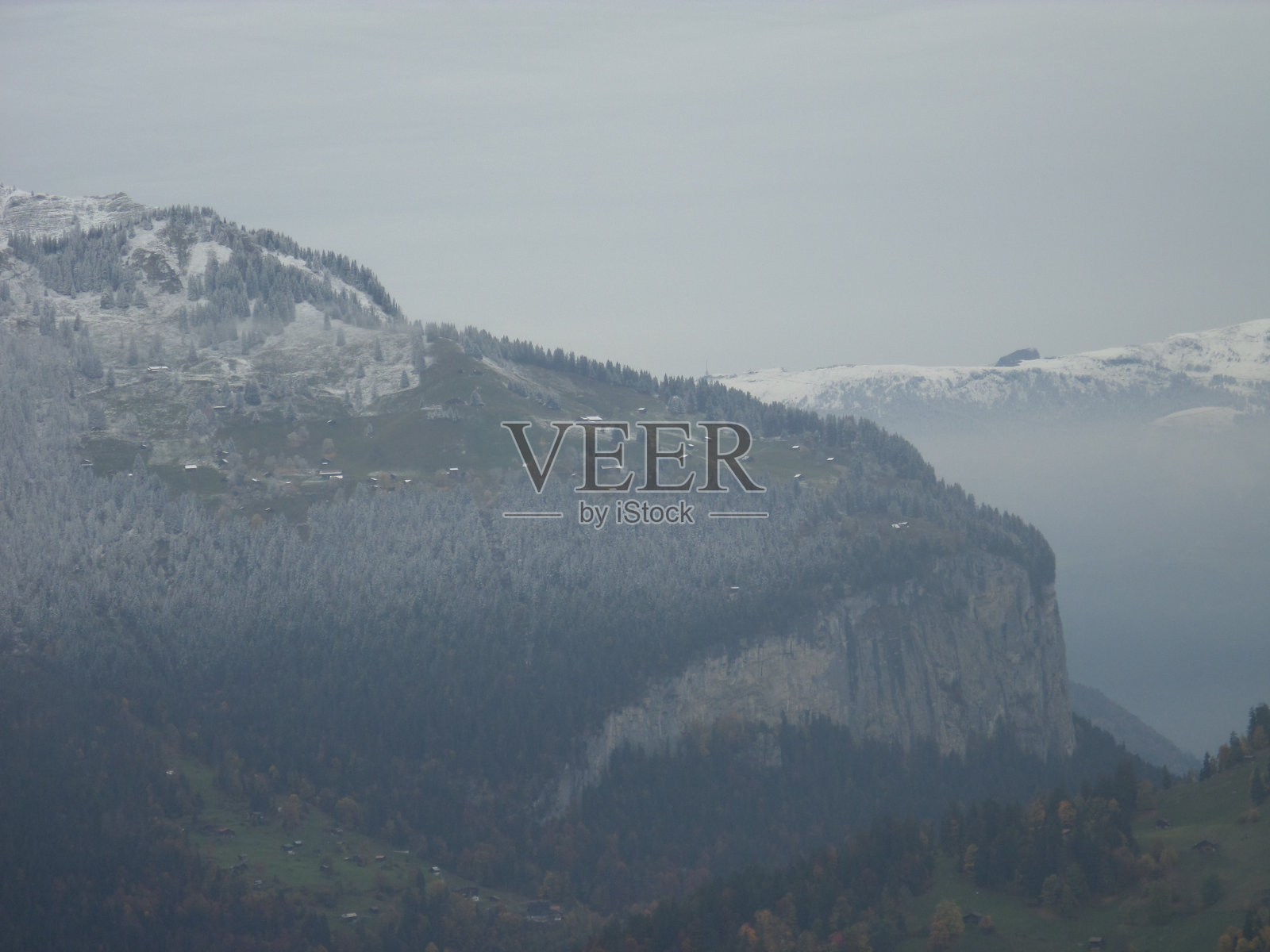 劳特布伦嫩和少女峰之间的路。照片摄影图片