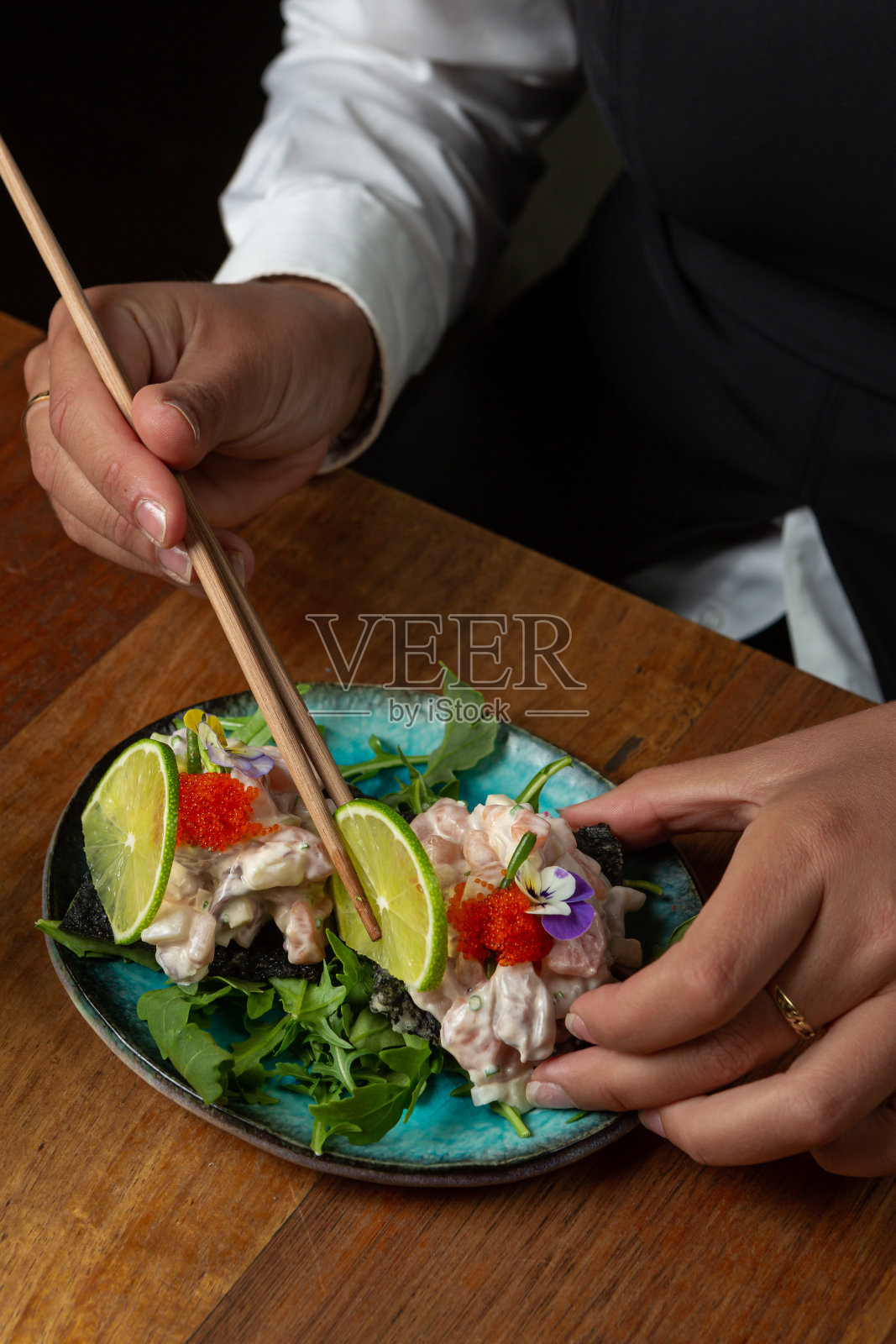 现代日本料理照片摄影图片