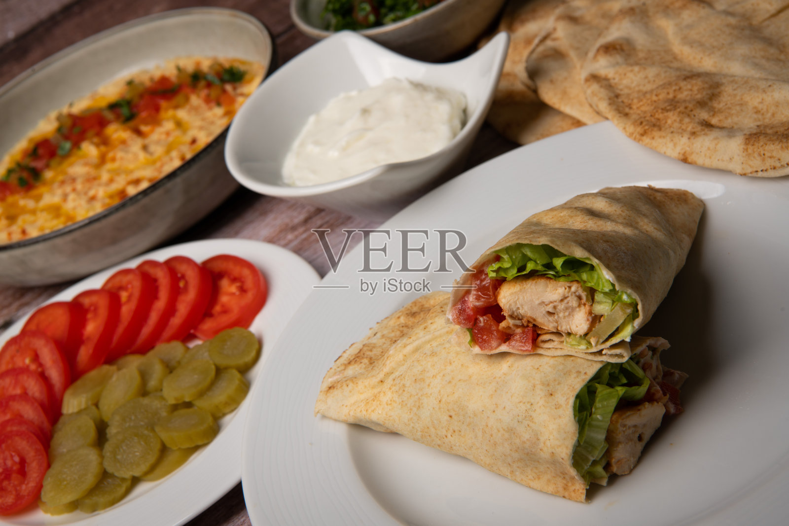 黎巴嫩食谱的芝士陶克，大蒜奶油，土姆，黎巴嫩面包，塔博勒和鹰嘴豆泥，鹰嘴豆泥照片摄影图片