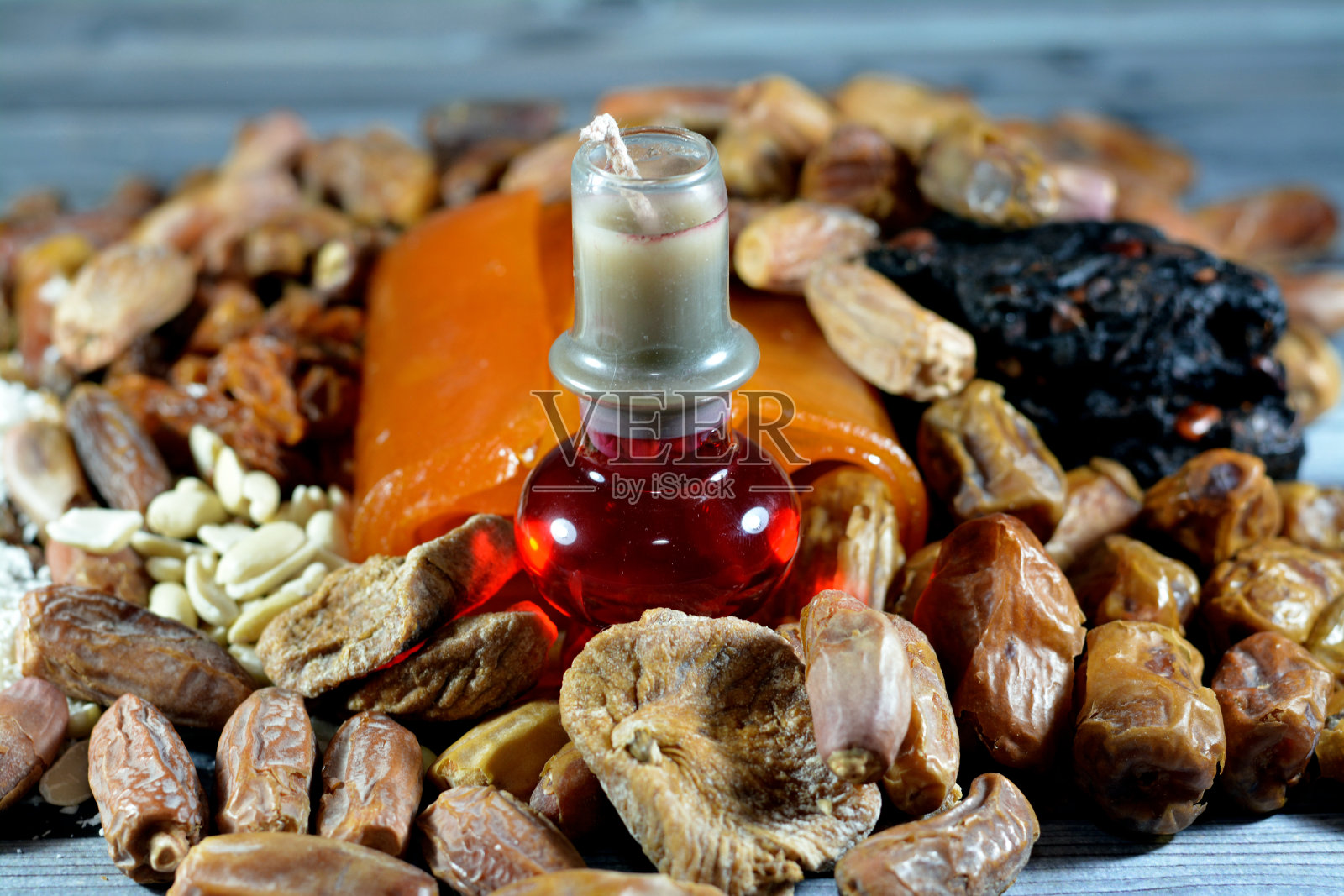 斋月干果蜜饯：椰枣、杏干、罗望子、无花果、葡萄干、花生、坚果、椰蓉照片摄影图片