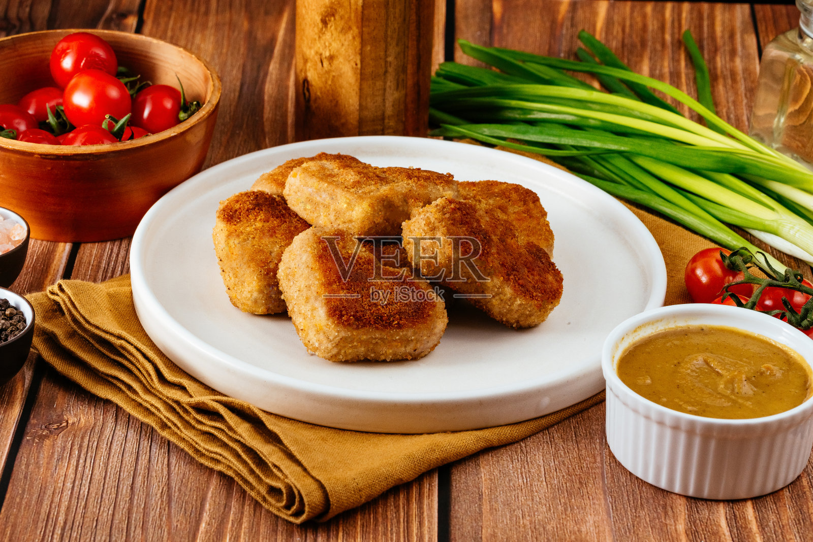 盘子里的心形炸鸡块，芥末照片摄影图片