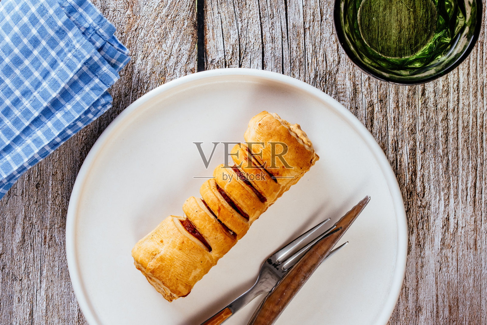 自制的面团香肠放在盘子里照片摄影图片