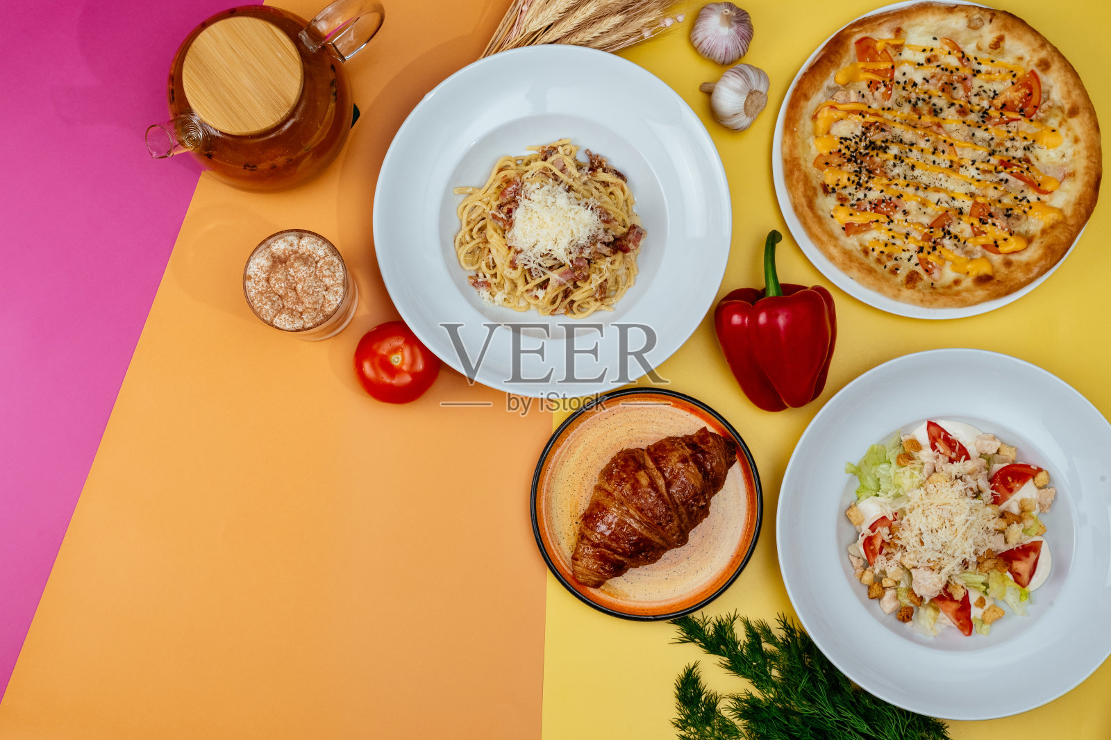 意大利面食，披萨和凯撒沙拉在明亮的背景。商务部照片摄影图片