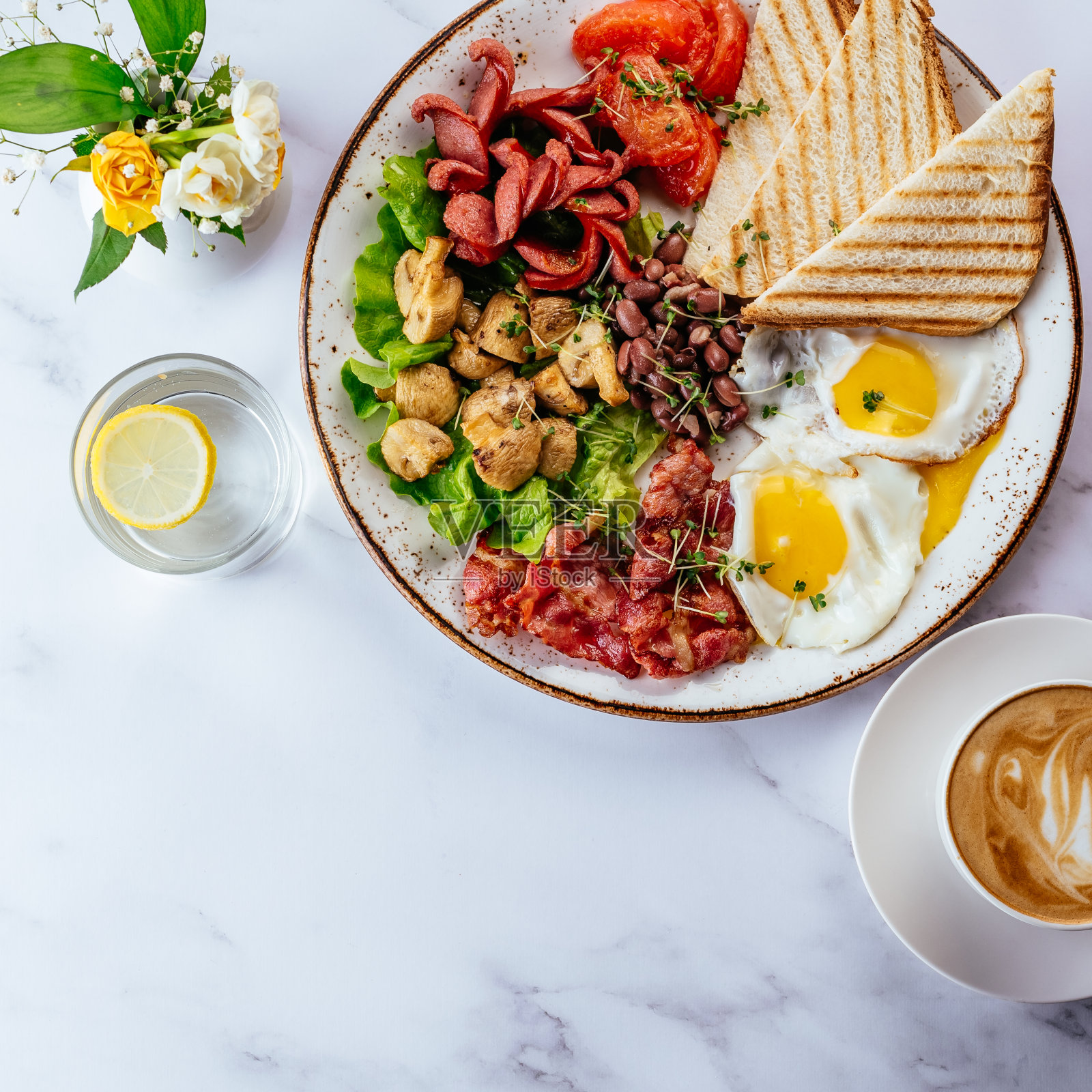 英式早餐有炒鸡蛋，培根，豆子，蘑菇照片摄影图片