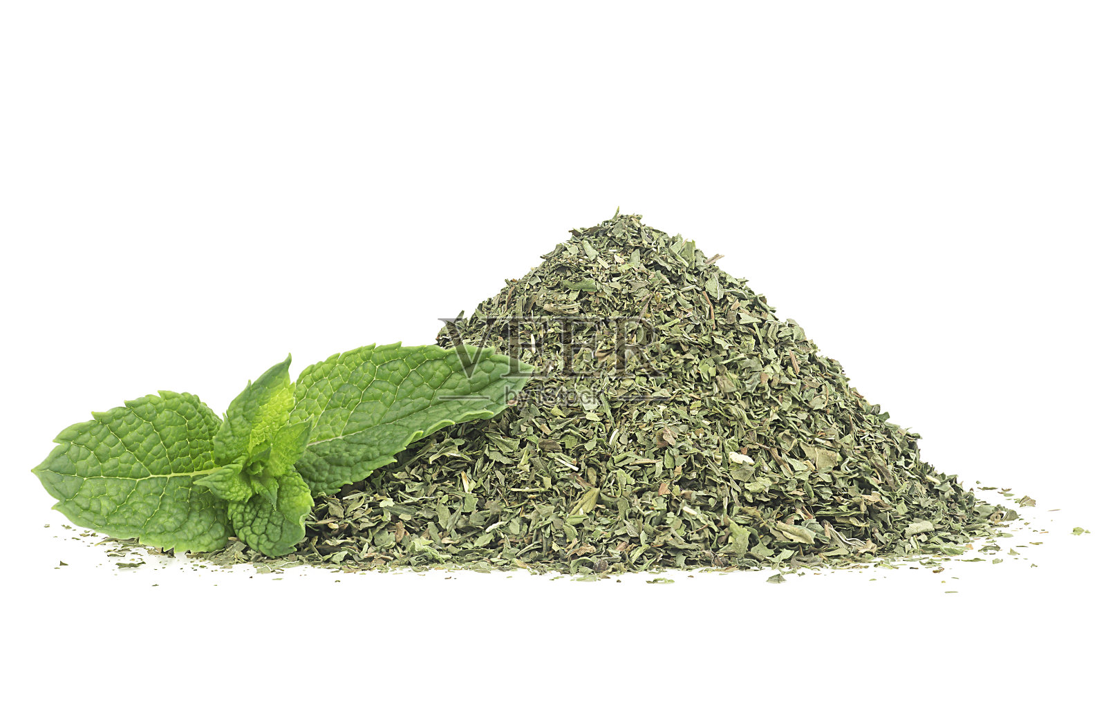 一堆干薄荷和新鲜薄荷枝孤立在白色背景上照片摄影图片