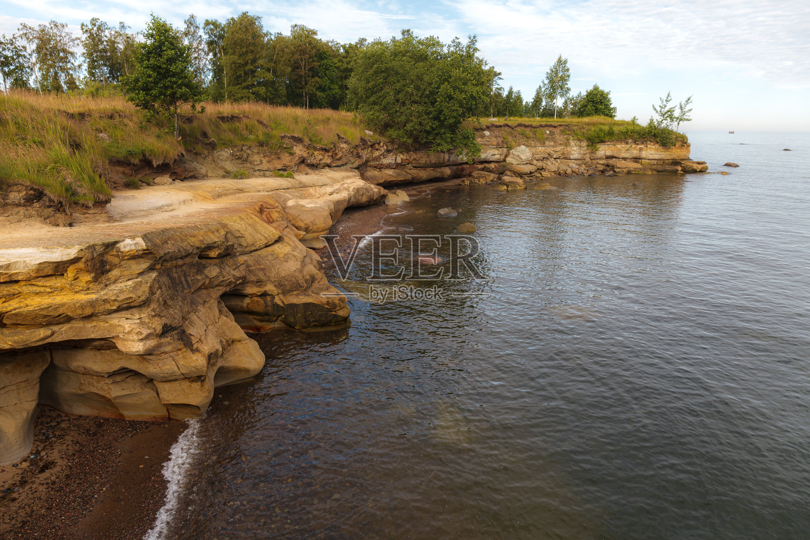 风景秀丽的砂岩悬崖与波罗的海海岸。喜怒无常的天气。照片摄影图片