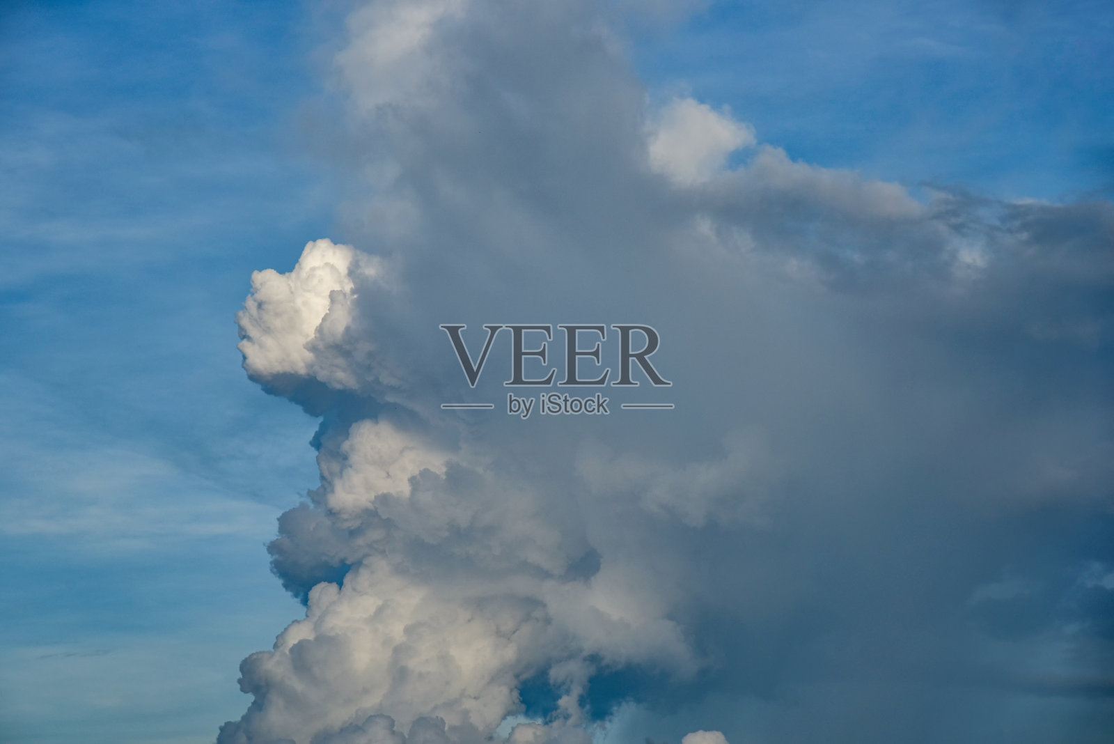 美丽的积云映衬着白天的蓝天。照片摄影图片