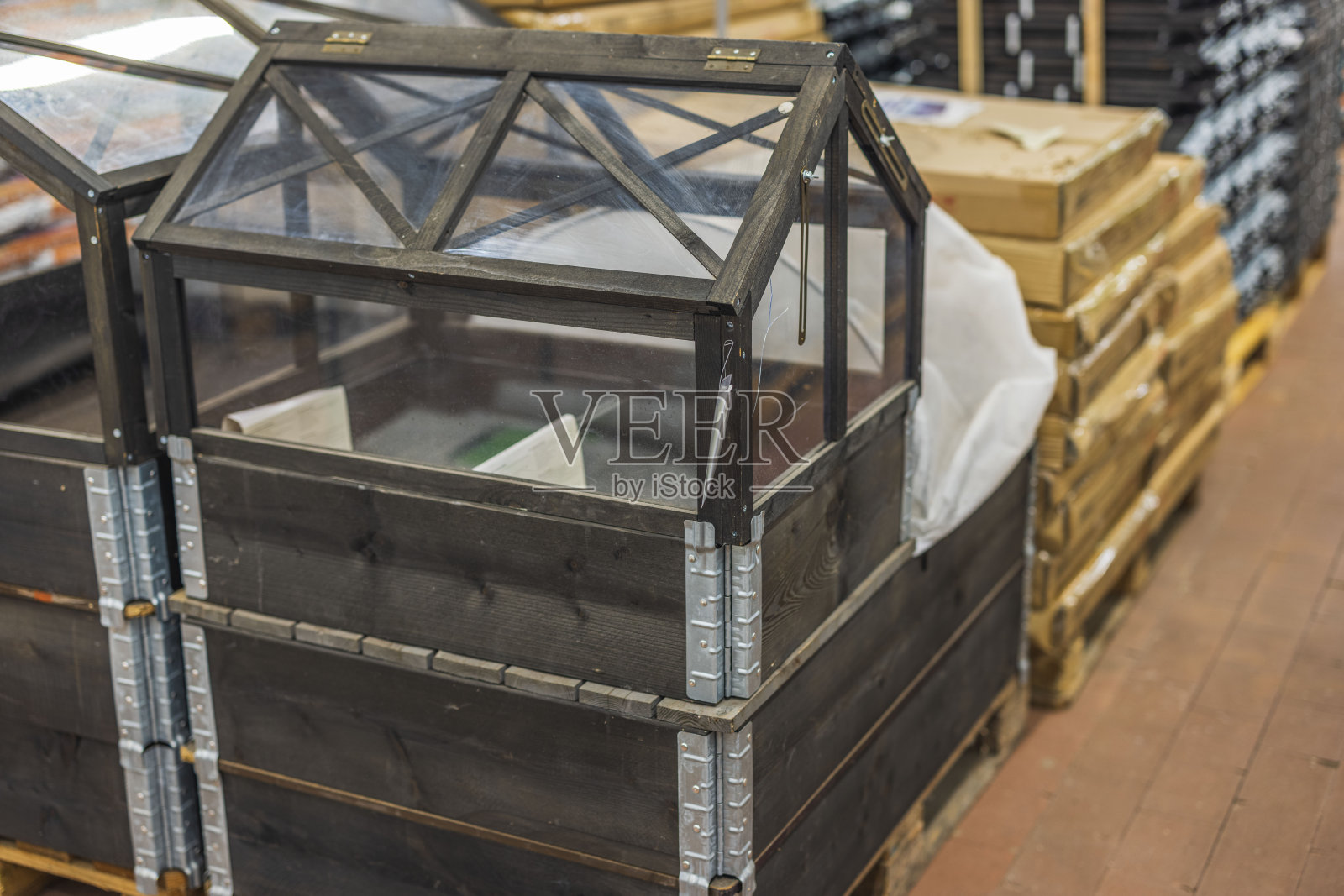 近距离观看迷你园艺玻璃温室在商店出售。瑞典。照片摄影图片