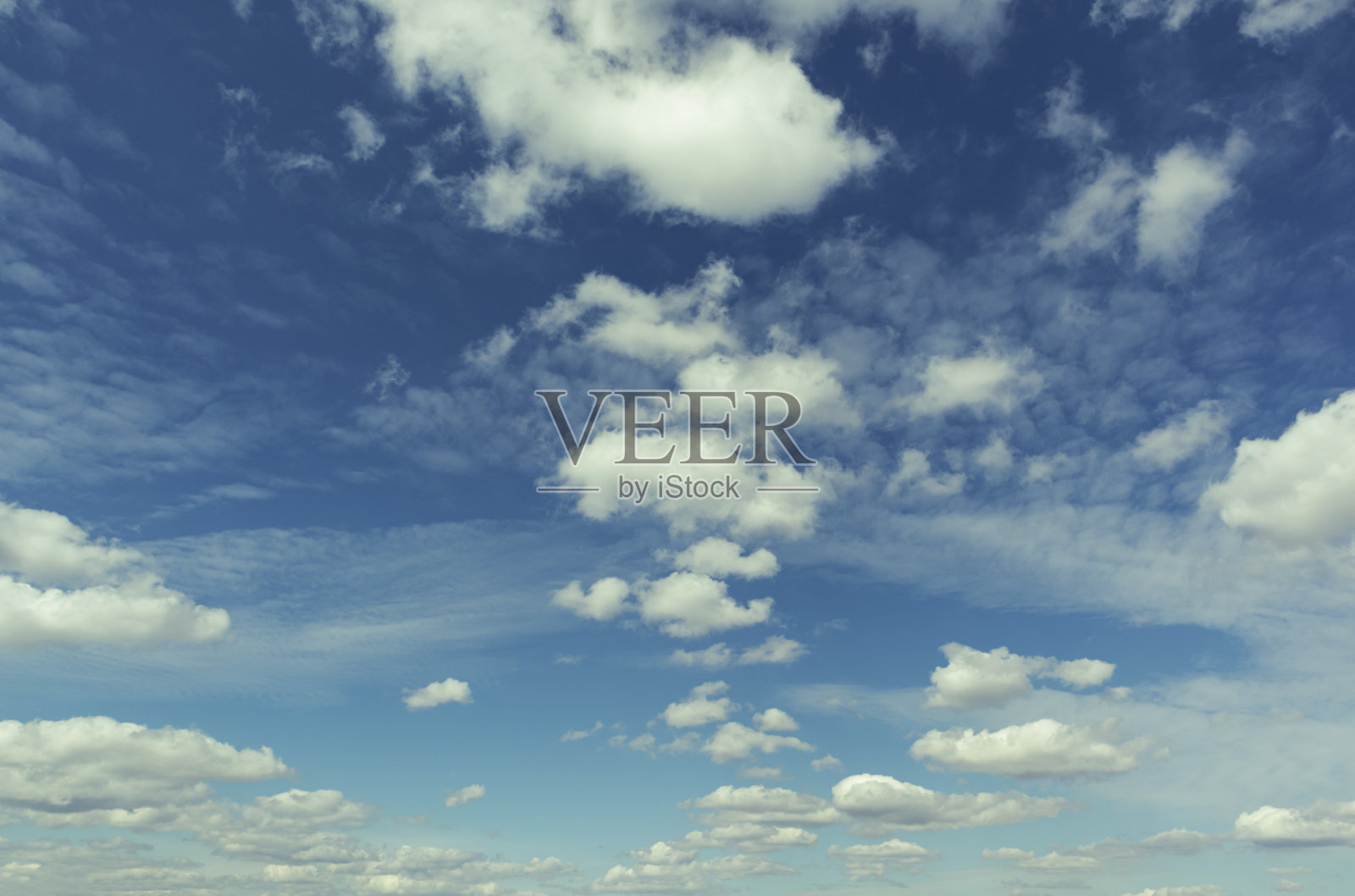 白天有很多云的美丽的蓝天照片摄影图片