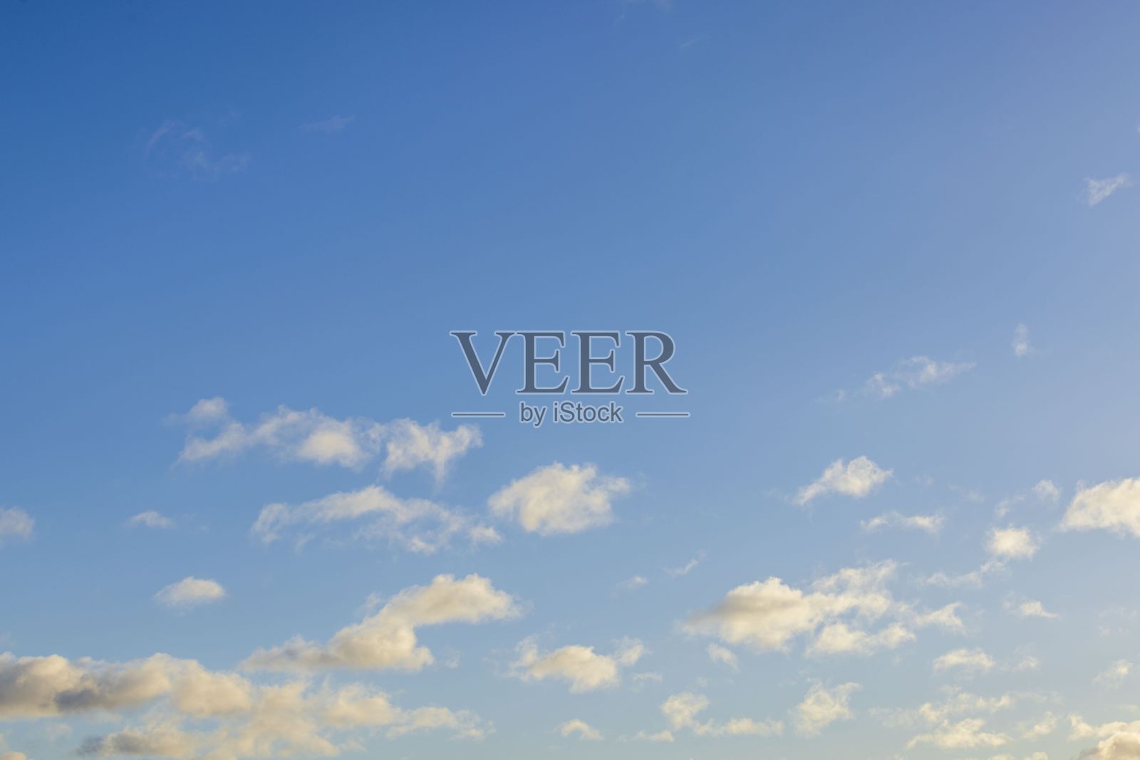 蓝天背景下白云的美丽景色。照片摄影图片