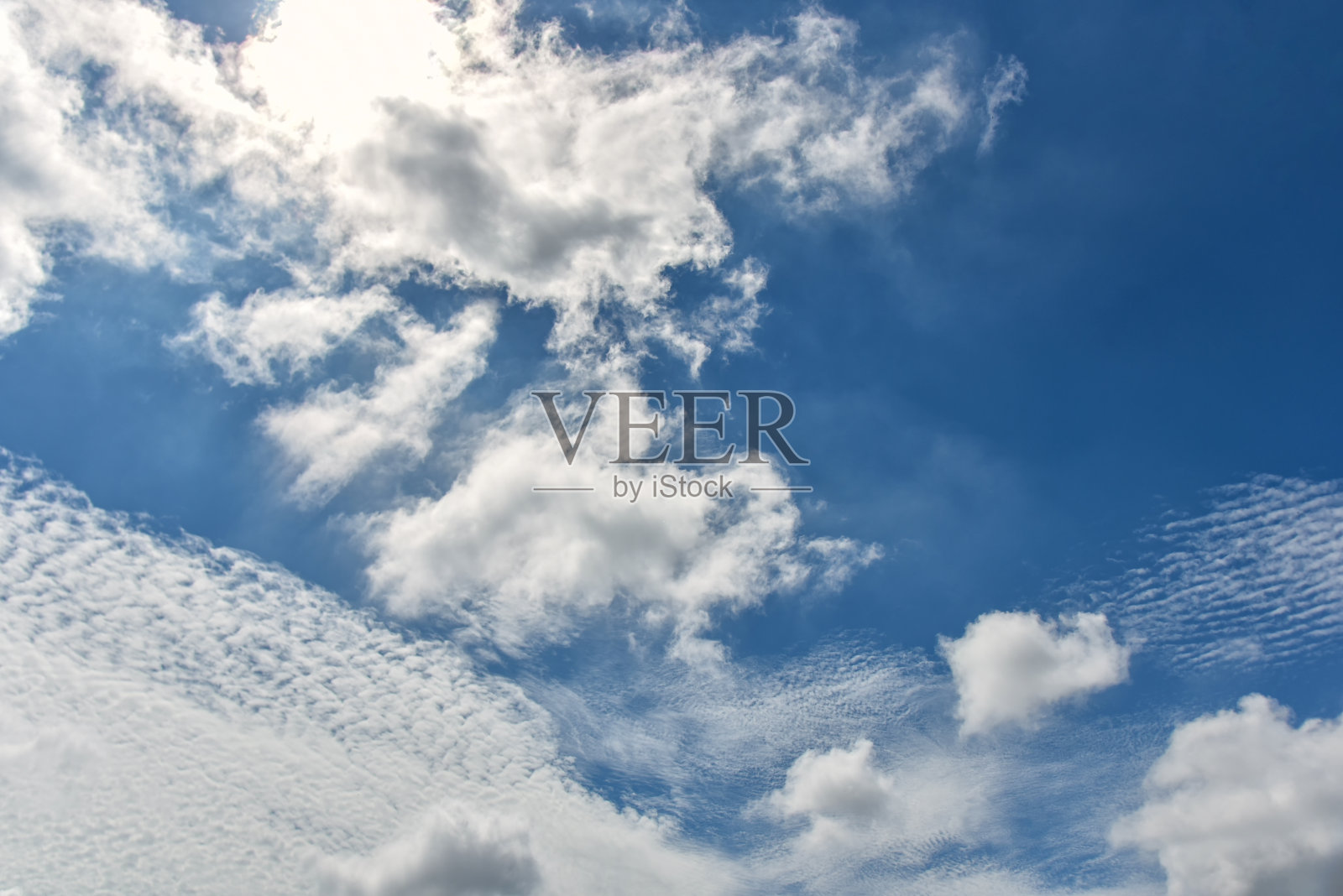 美丽的积云映衬着白天的蓝天。照片摄影图片