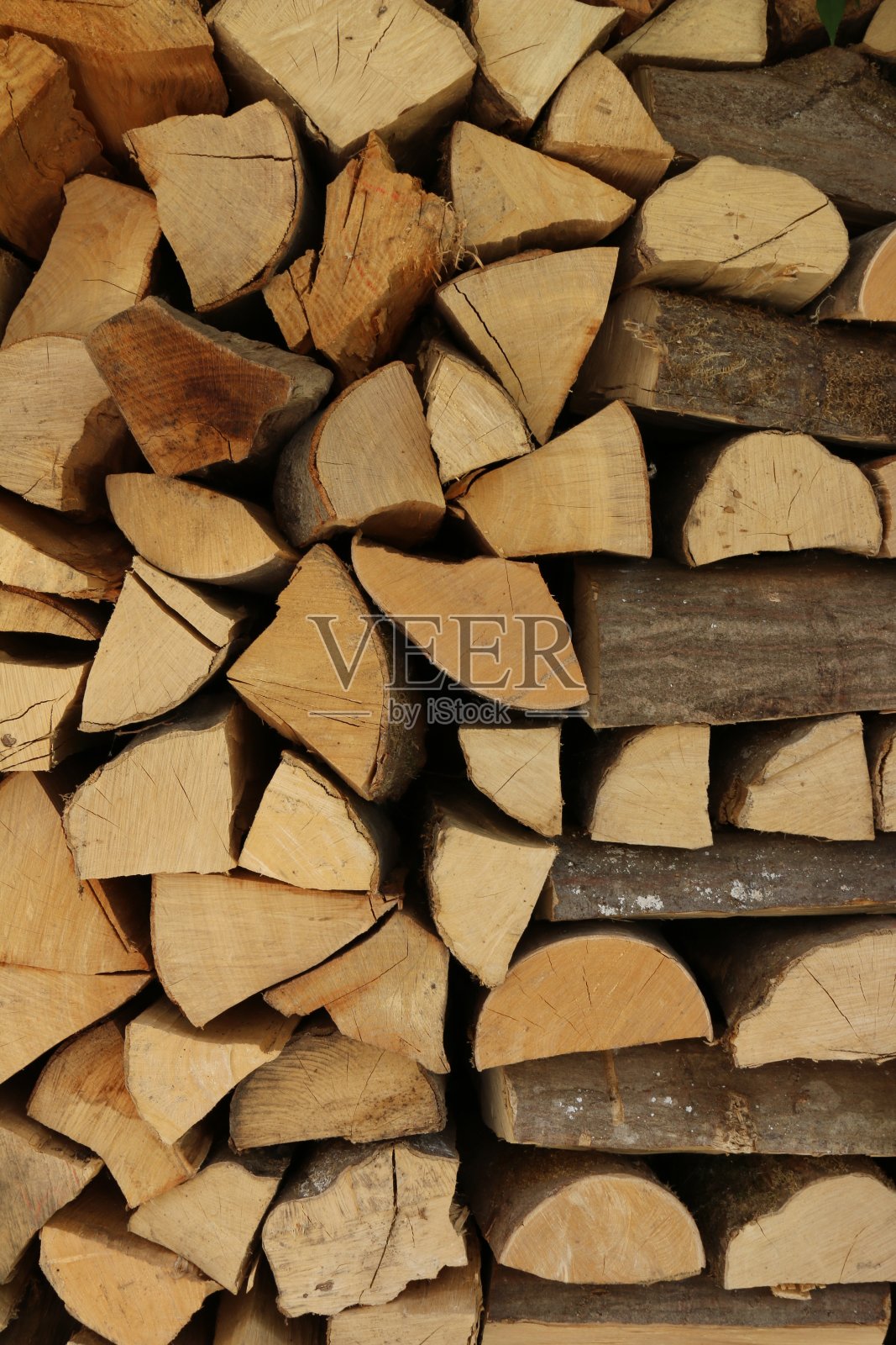 柴火营地被劈开堆放照片摄影图片