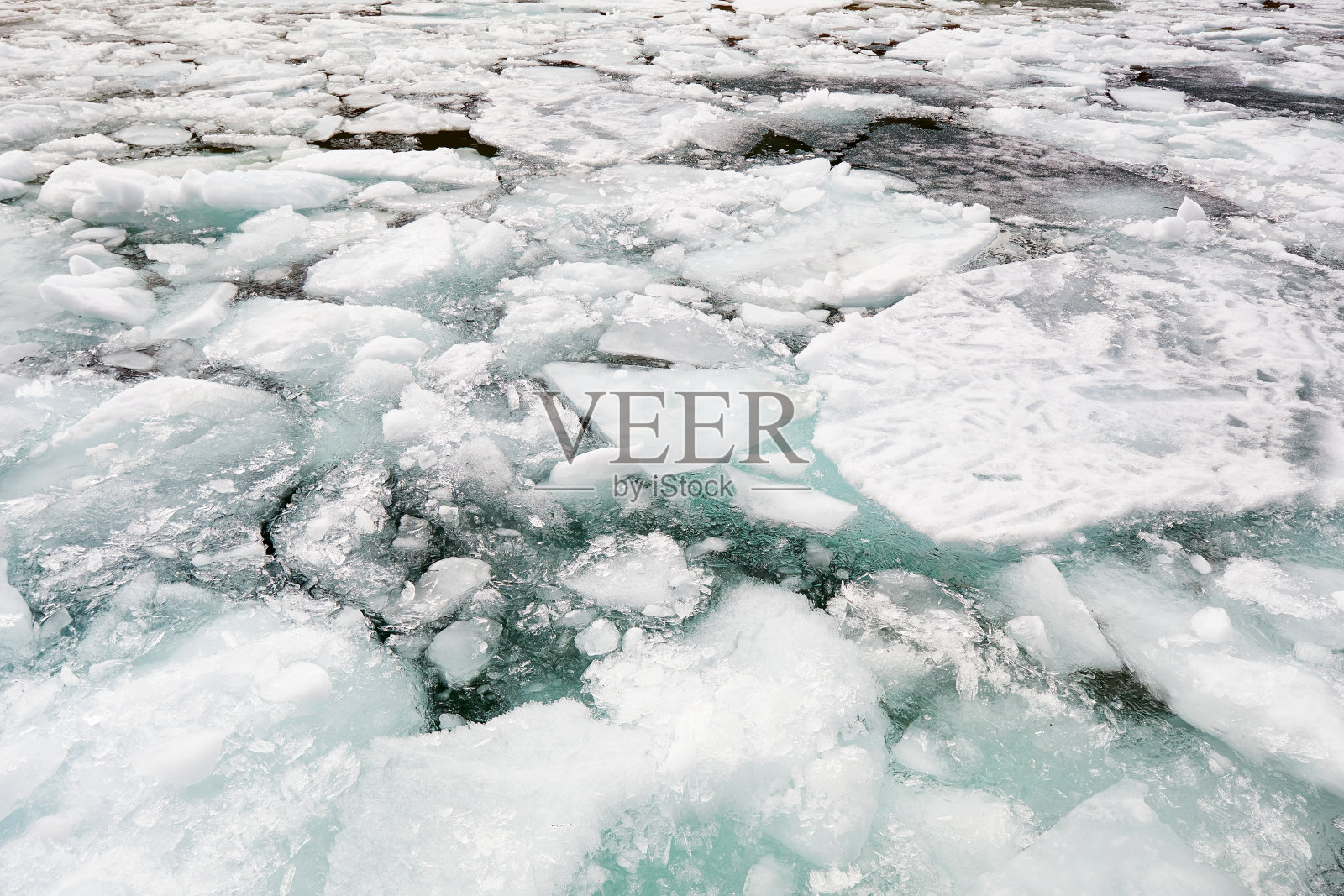 冰在水中漂浮。春天自然背景。照片摄影图片