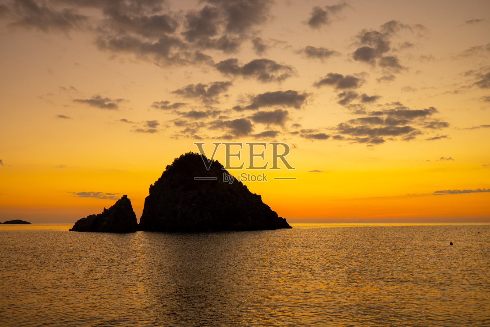 日落时分，海上剪影岛的景色照片摄影图片