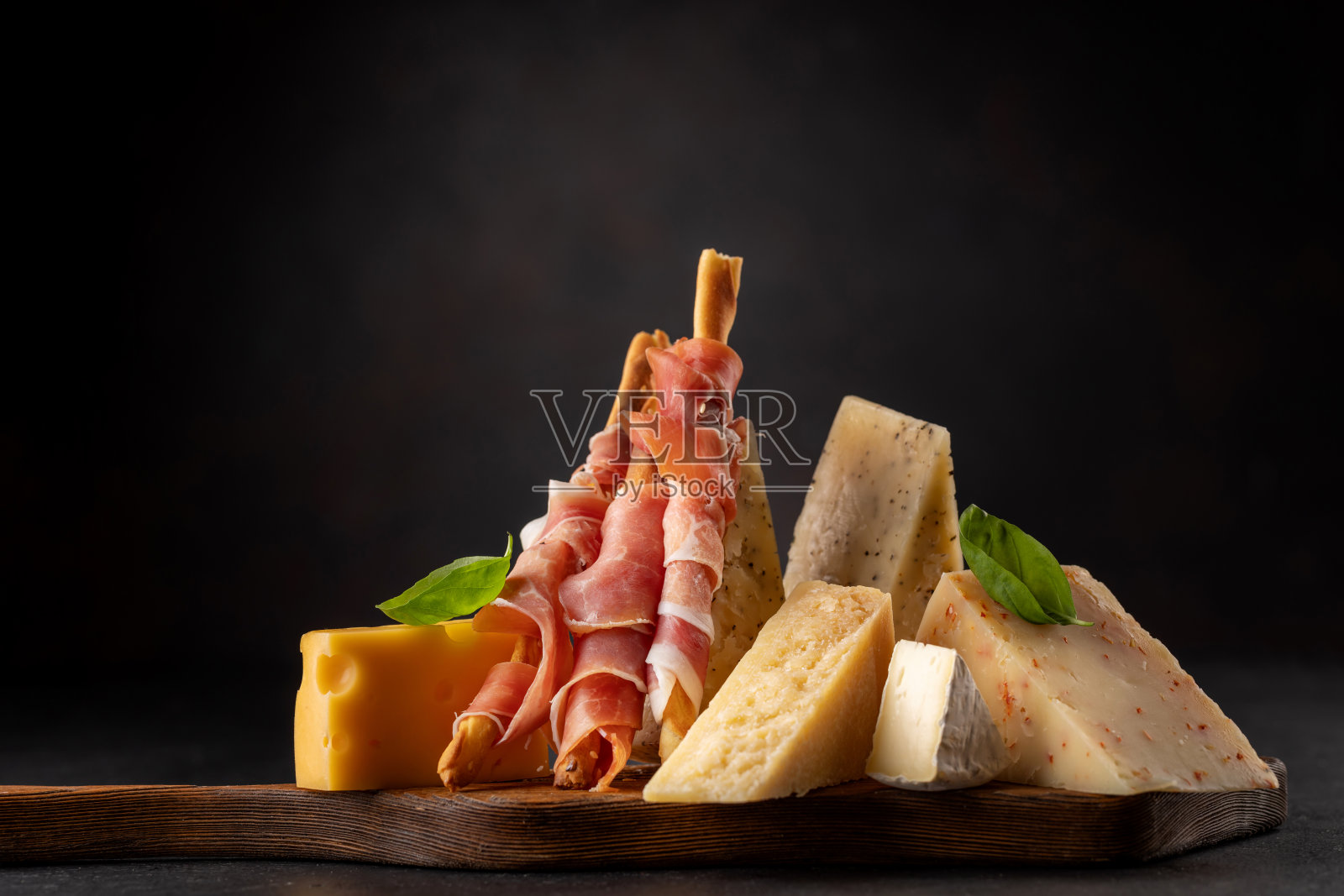 船上有各种奶酪照片摄影图片