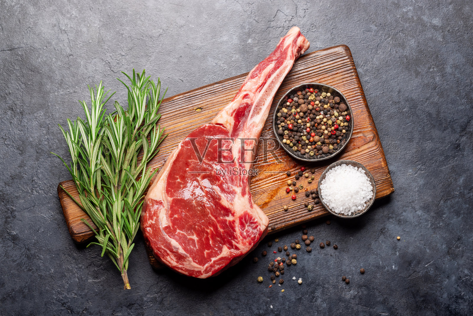 生的战斧牛排和香料照片摄影图片