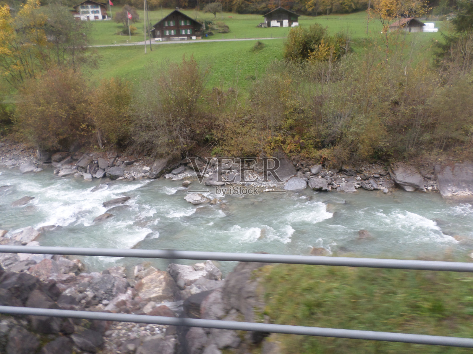劳特布伦嫩和少女峰之间的路。照片摄影图片