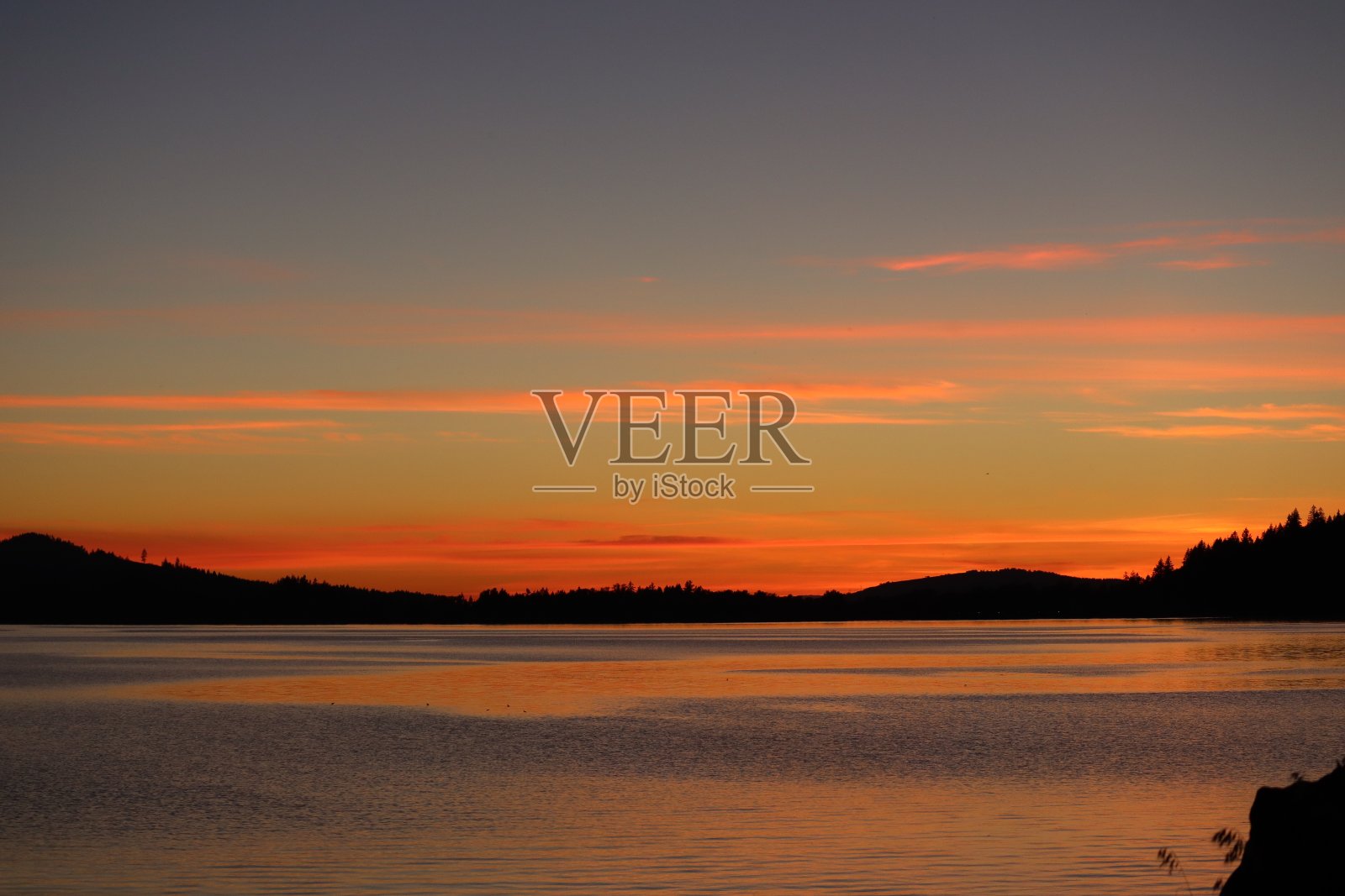 橘色天空下的海景照片摄影图片