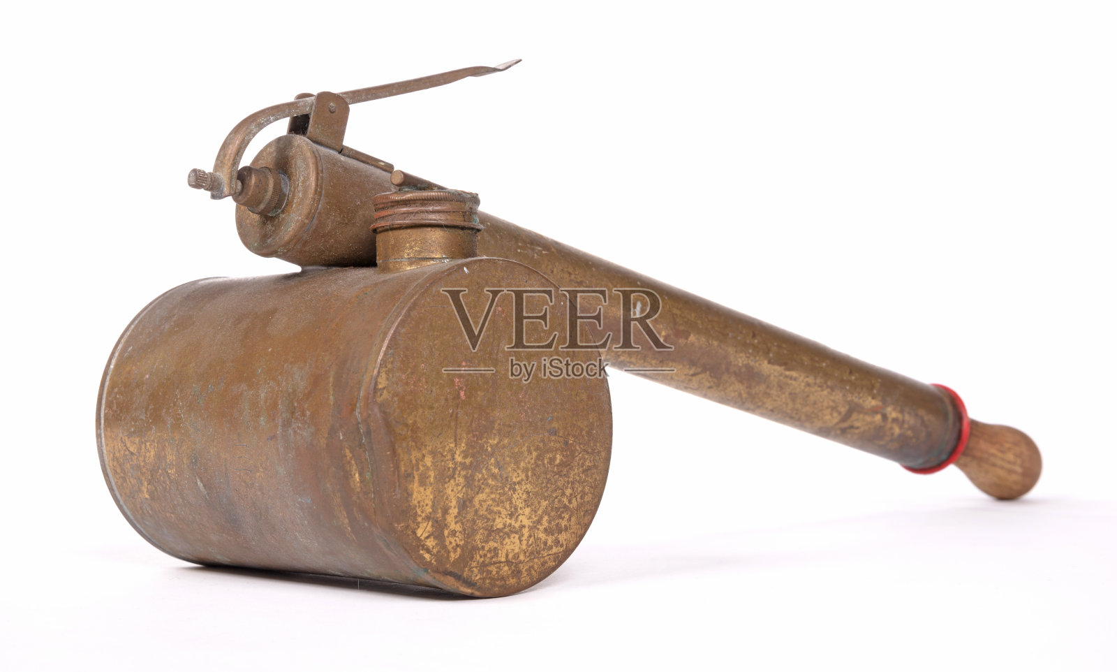 白色背景的旧黄铜杀虫剂喷雾照片摄影图片