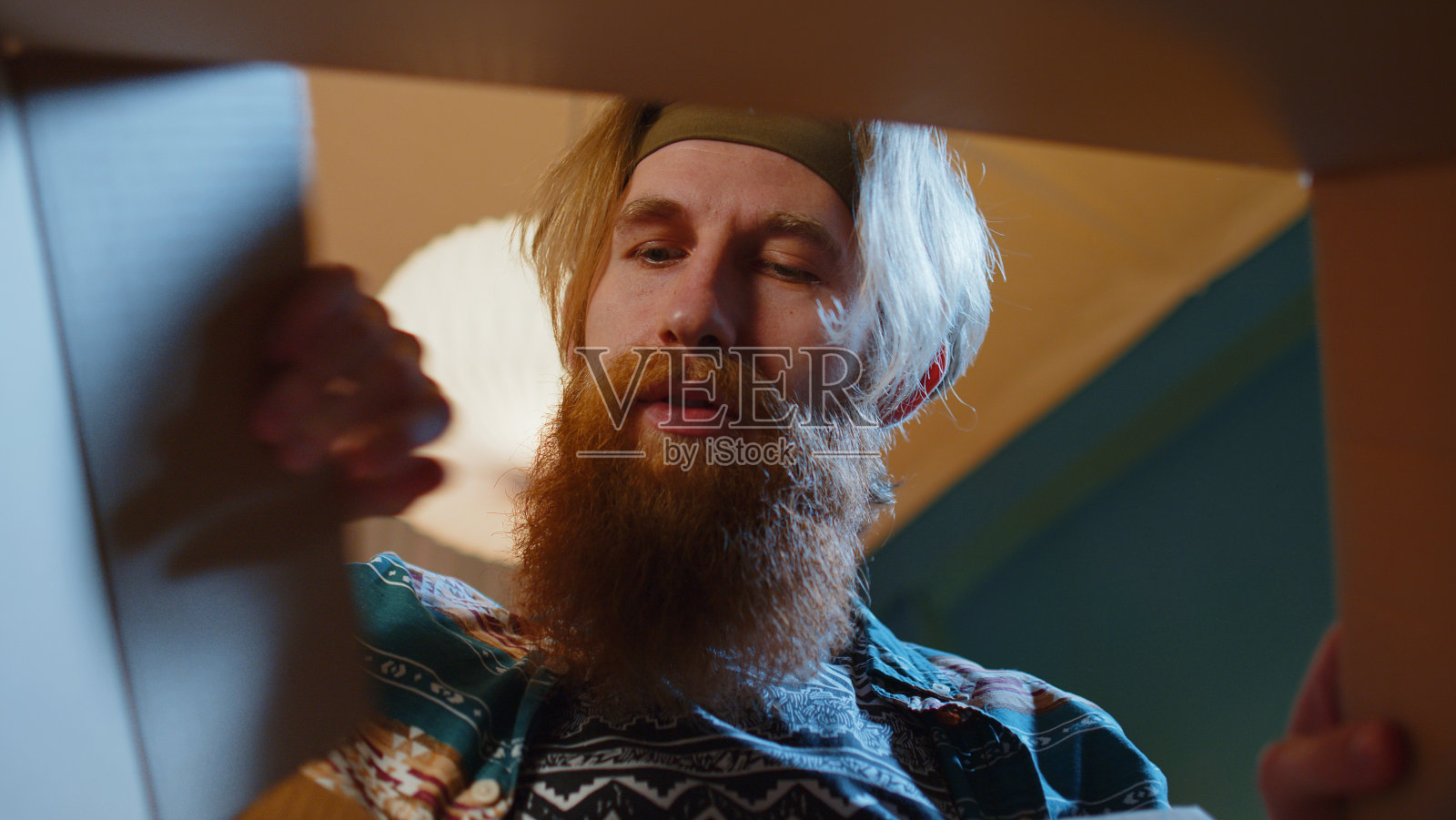 快乐的年轻男子购物者打开纸箱送货包裹网上购物购买在家里照片摄影图片