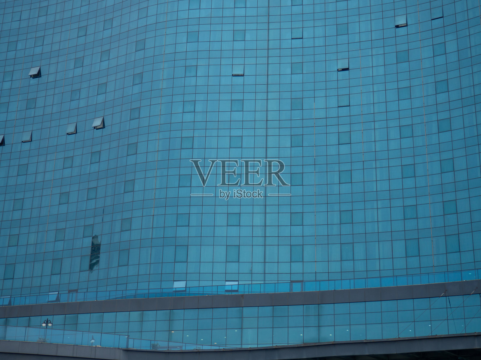 现代旅馆的窗户。带镜像的蓝色窗户。体系结构模式。照片摄影图片