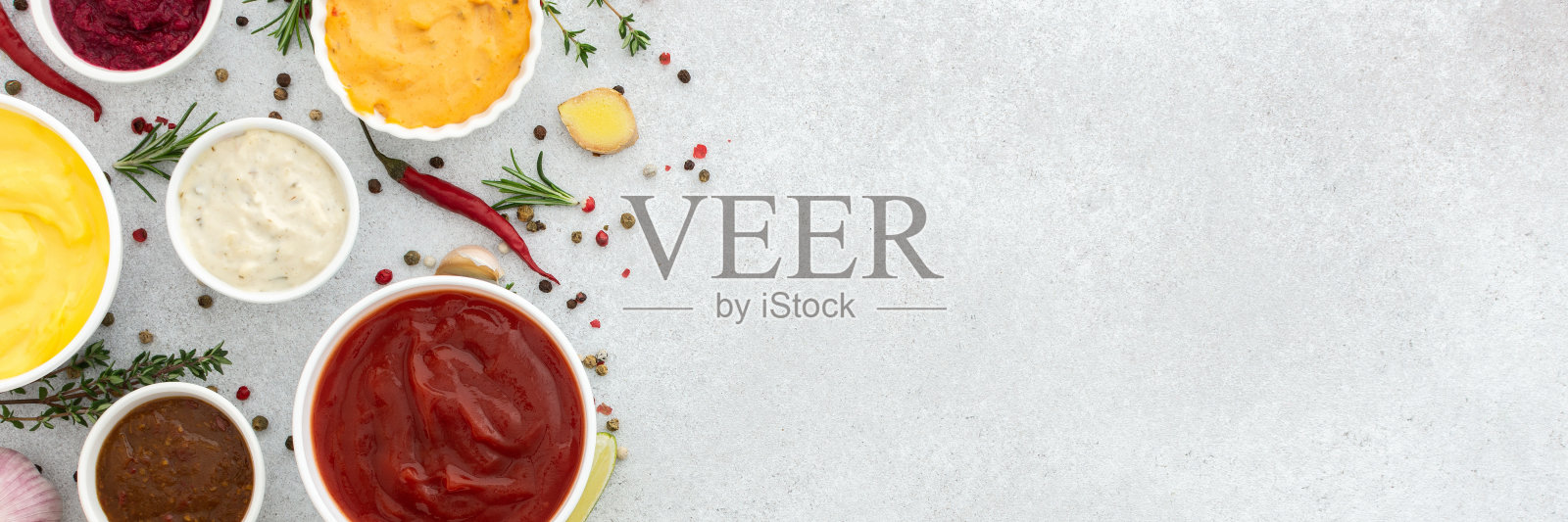 不同类型的酱汁放在碗里照片摄影图片