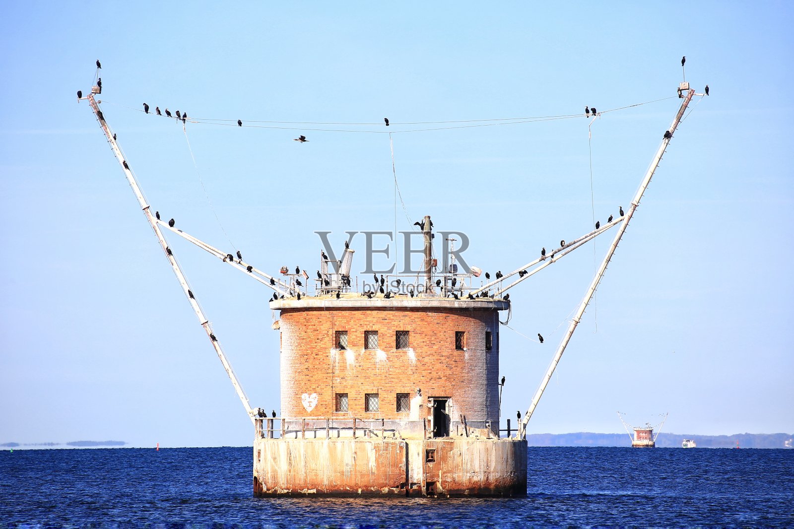 德国佩内明德废弃的海上无线电信标照片摄影图片