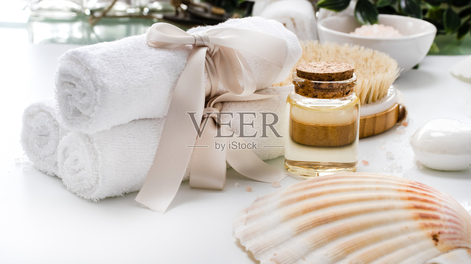 水疗配件概念，浴巾，香油和盐照片摄影图片
