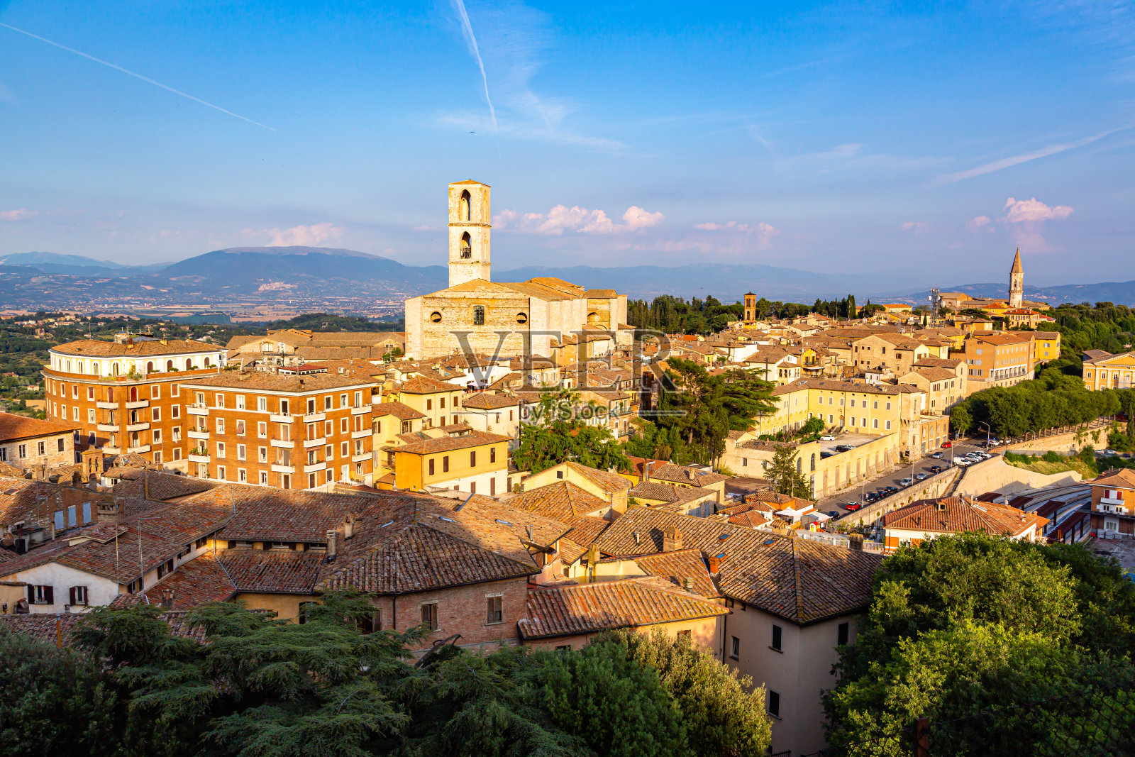 日落时的佩鲁贾全景。佩鲁贾-翁布里亚-意大利照片摄影图片