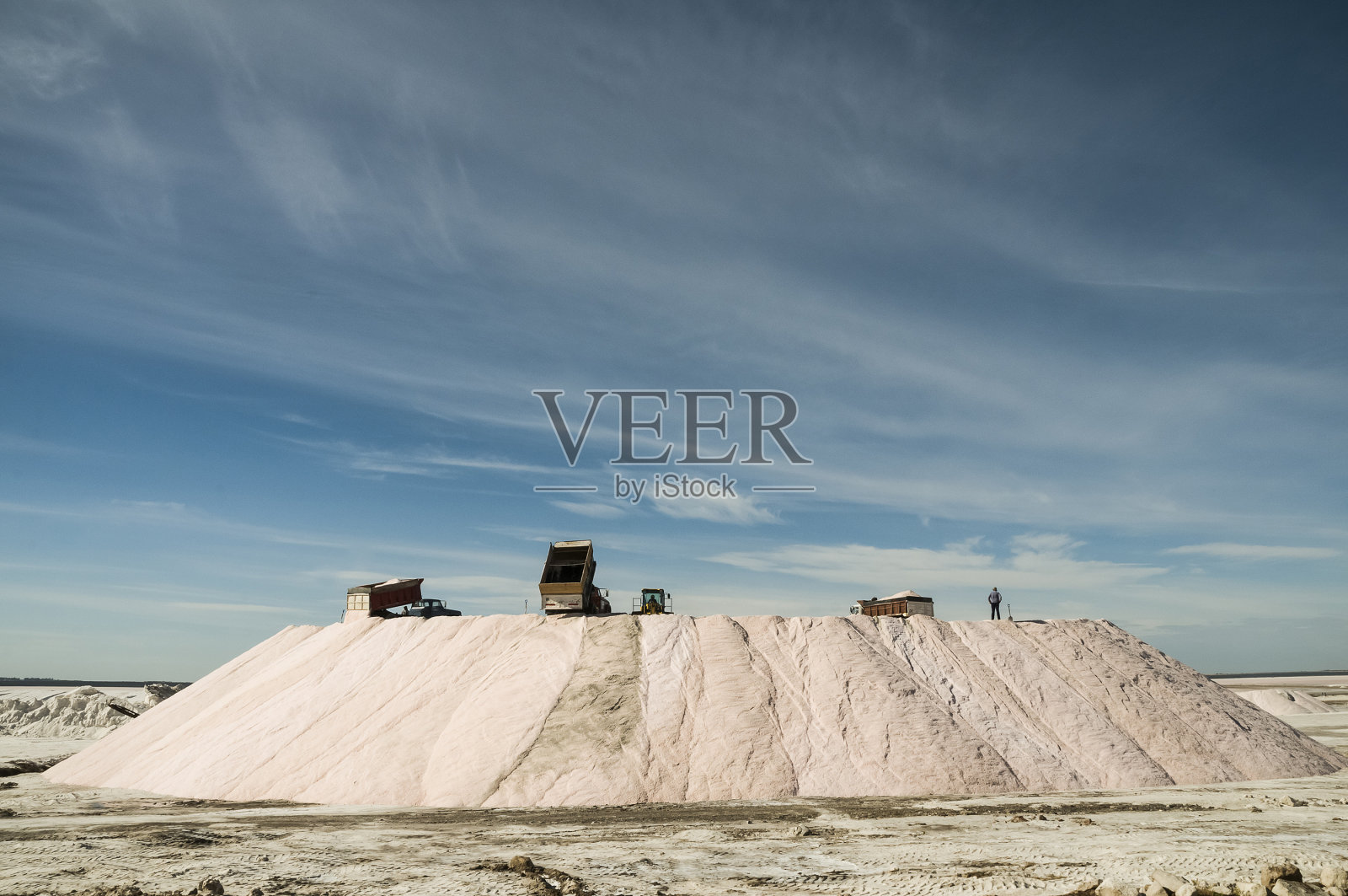 在阿根廷拉潘帕，伊达尔戈的萨利纳斯格兰德，卡车卸载散装原盐。照片摄影图片