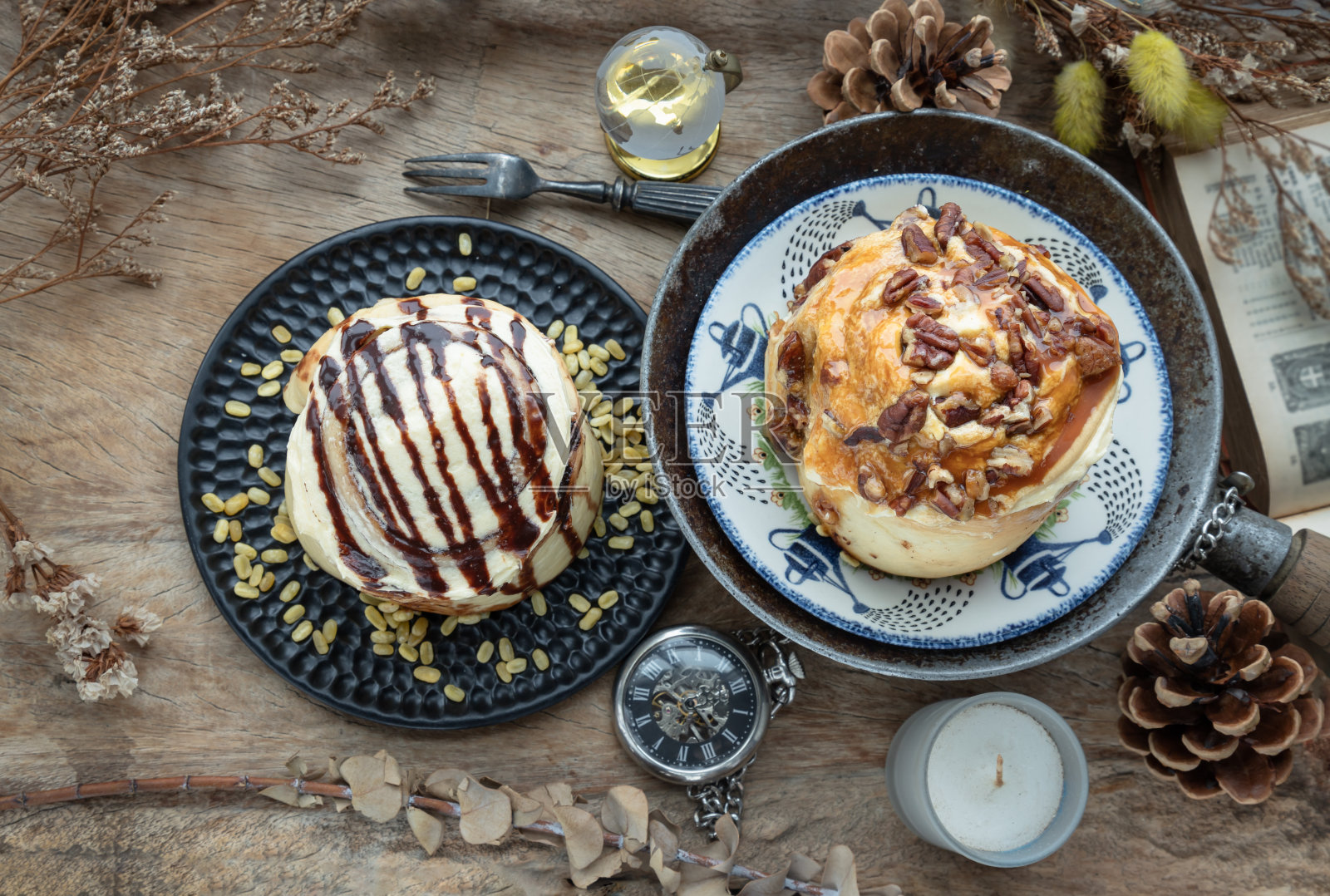 焦糖山核桃上面有焦糖糖霜，核桃和肉桂卷上面有丰富的奶油奶酪糖霜。照片摄影图片