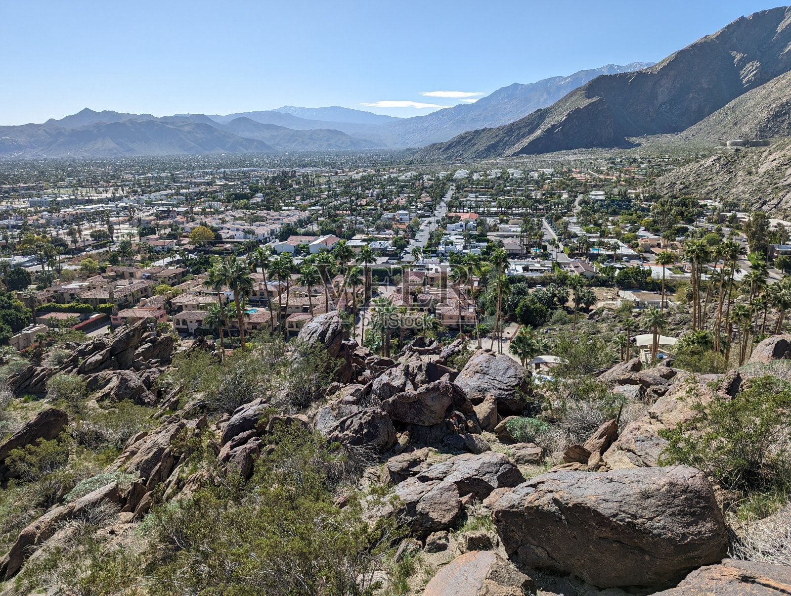 从加州河滨县的天际线小道看棕榈泉照片摄影图片