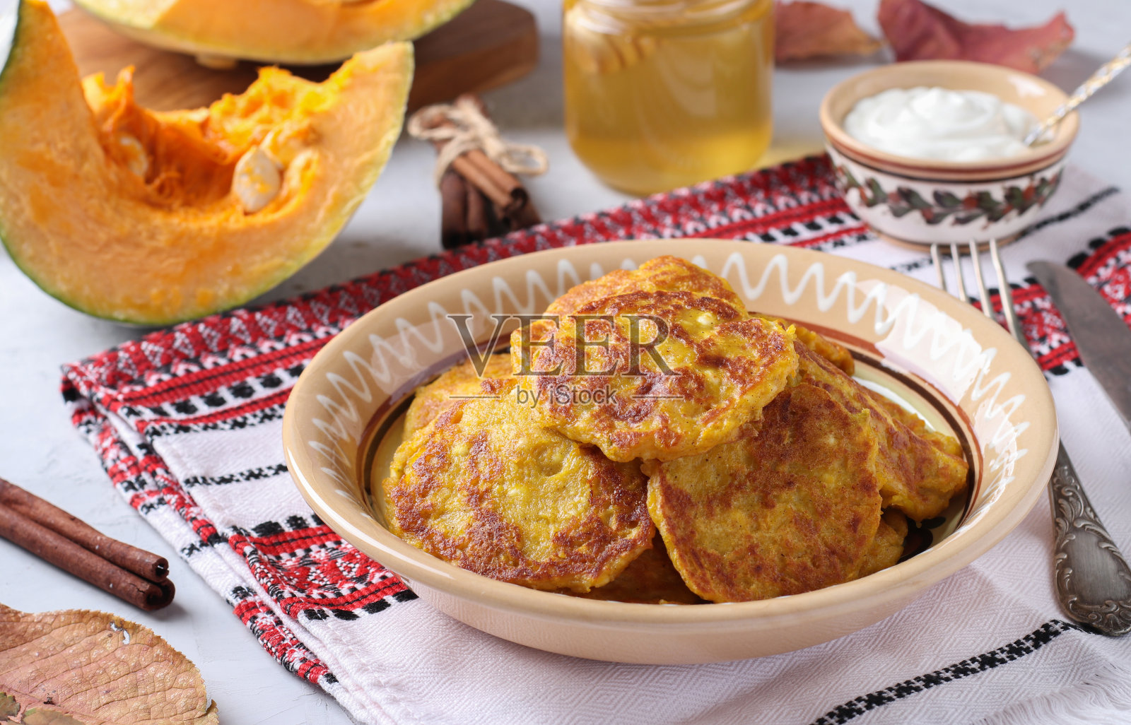 自制南瓜煎饼配凝乳，早餐配酸奶油和蜂蜜照片摄影图片