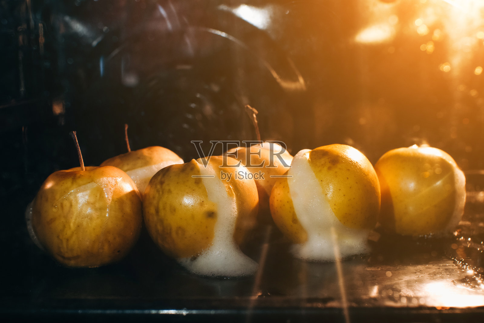 苹果正在电烤箱里烤。健康和减肥食品。照片摄影图片