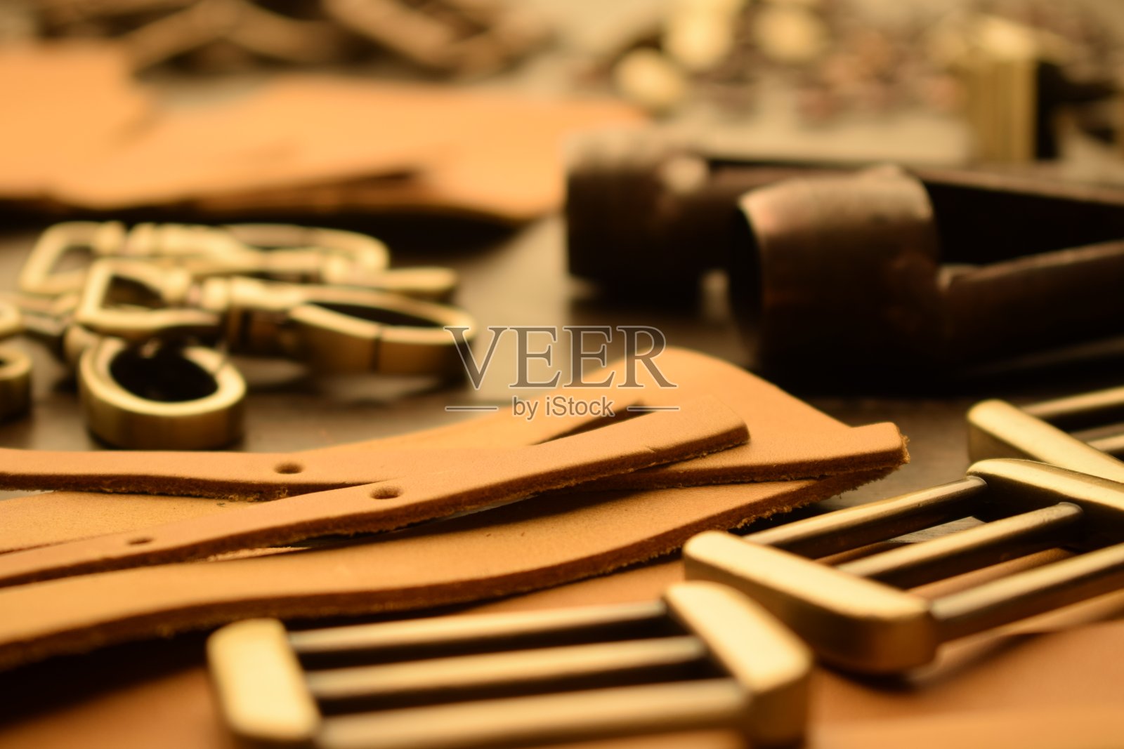 金属五金，手工车间皮革件，工作工具照片摄影图片